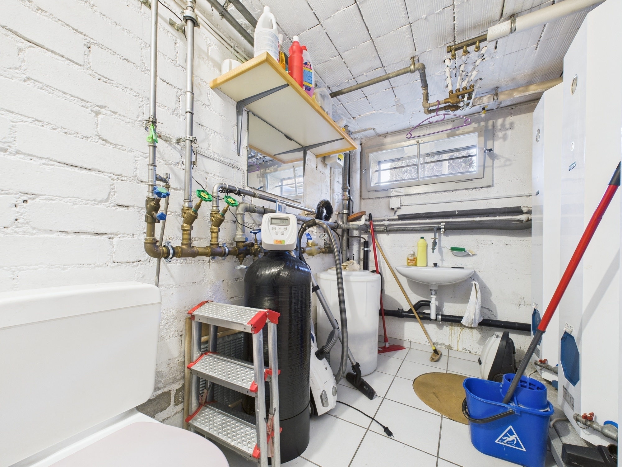 Technik- und Hauswirtschaftsraum mit sichtbarer Installation