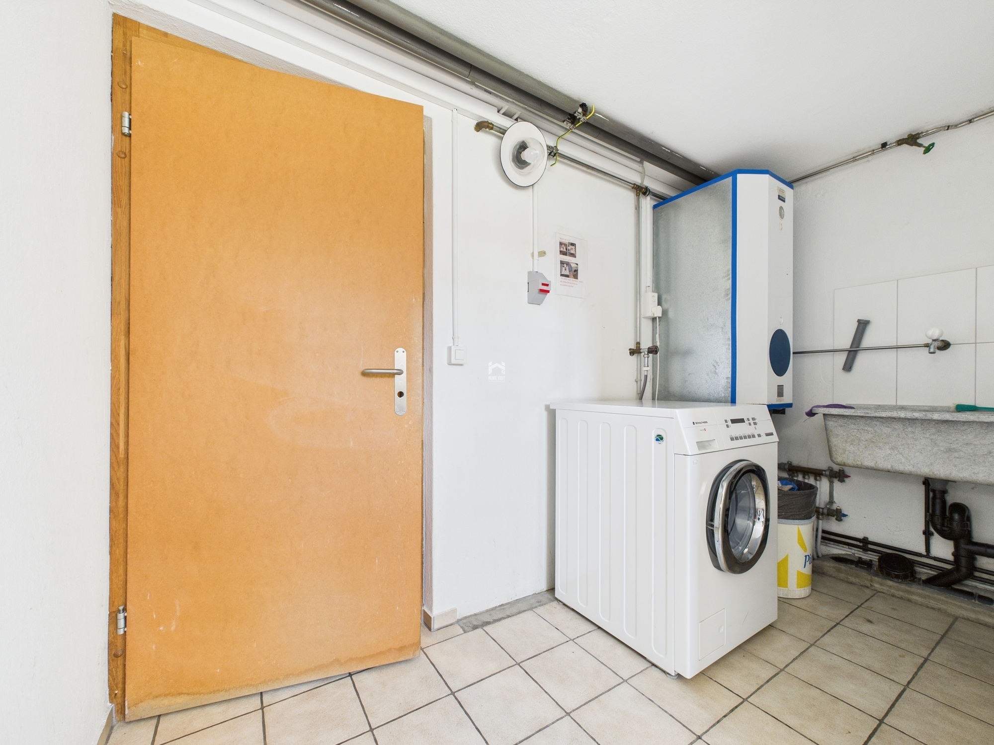 Hauswirtschaftsraum mit Technik und Waschmaschine