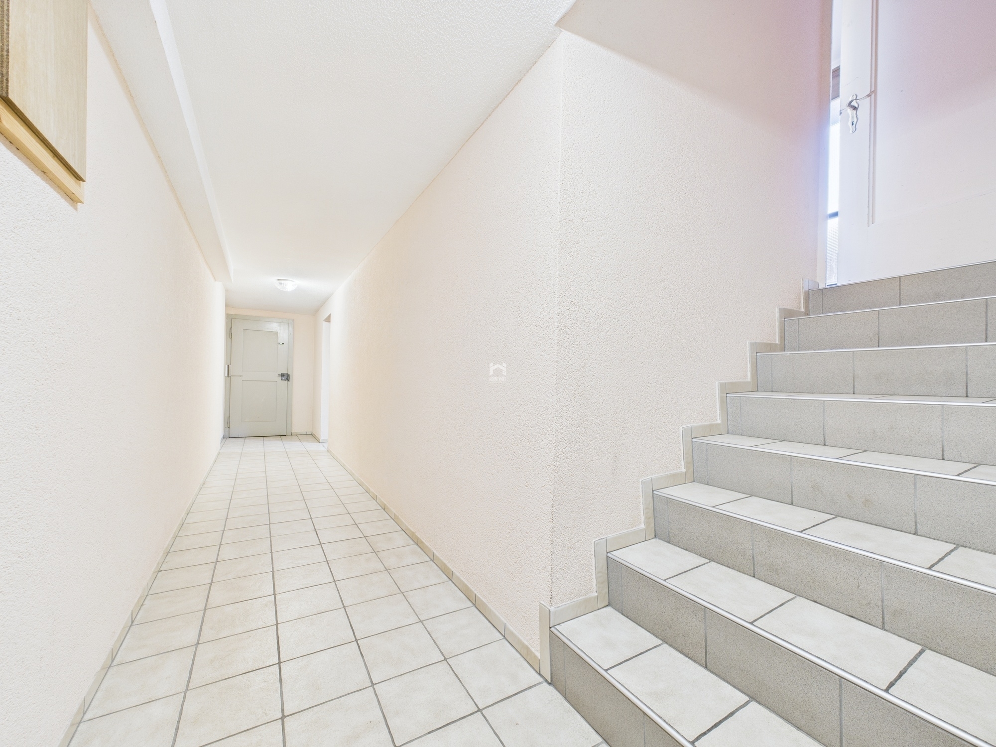 Treppenhaus im hellen Eingangsbereich