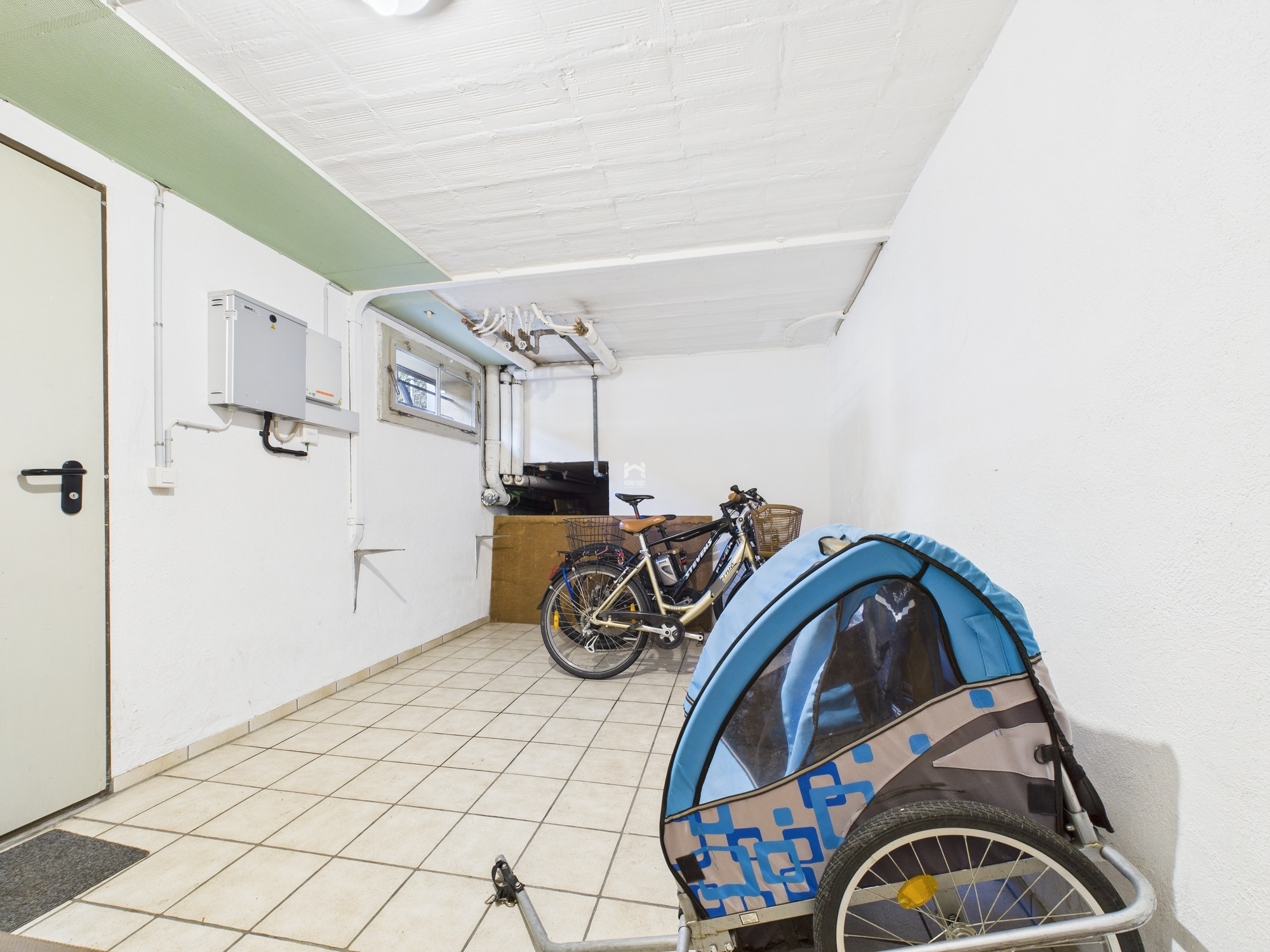 Keller- oder Hauswirtschaftsraum mit Fahrrädern