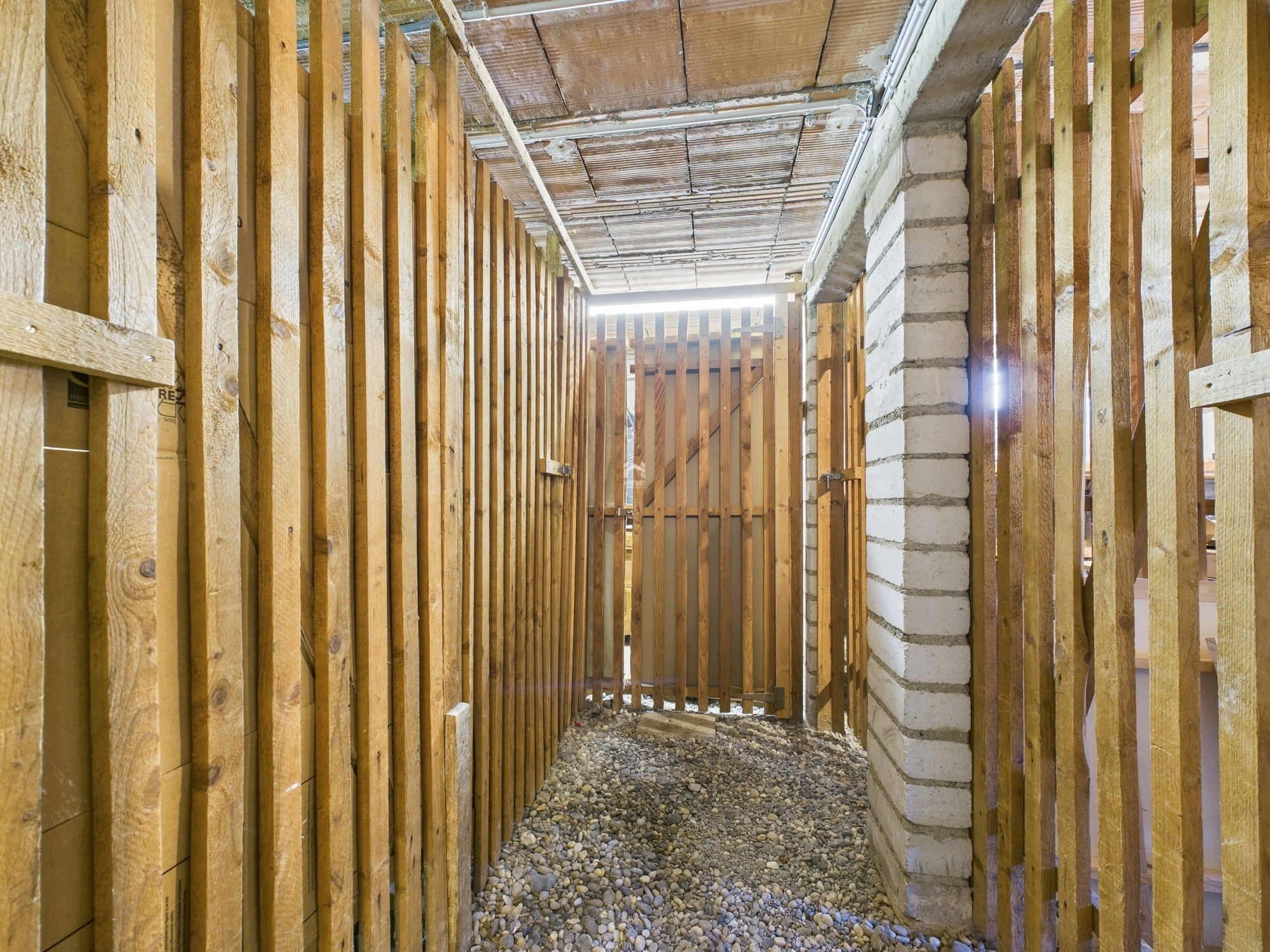 Unfertiger schmaler Außenbereich mit Holzverschalung