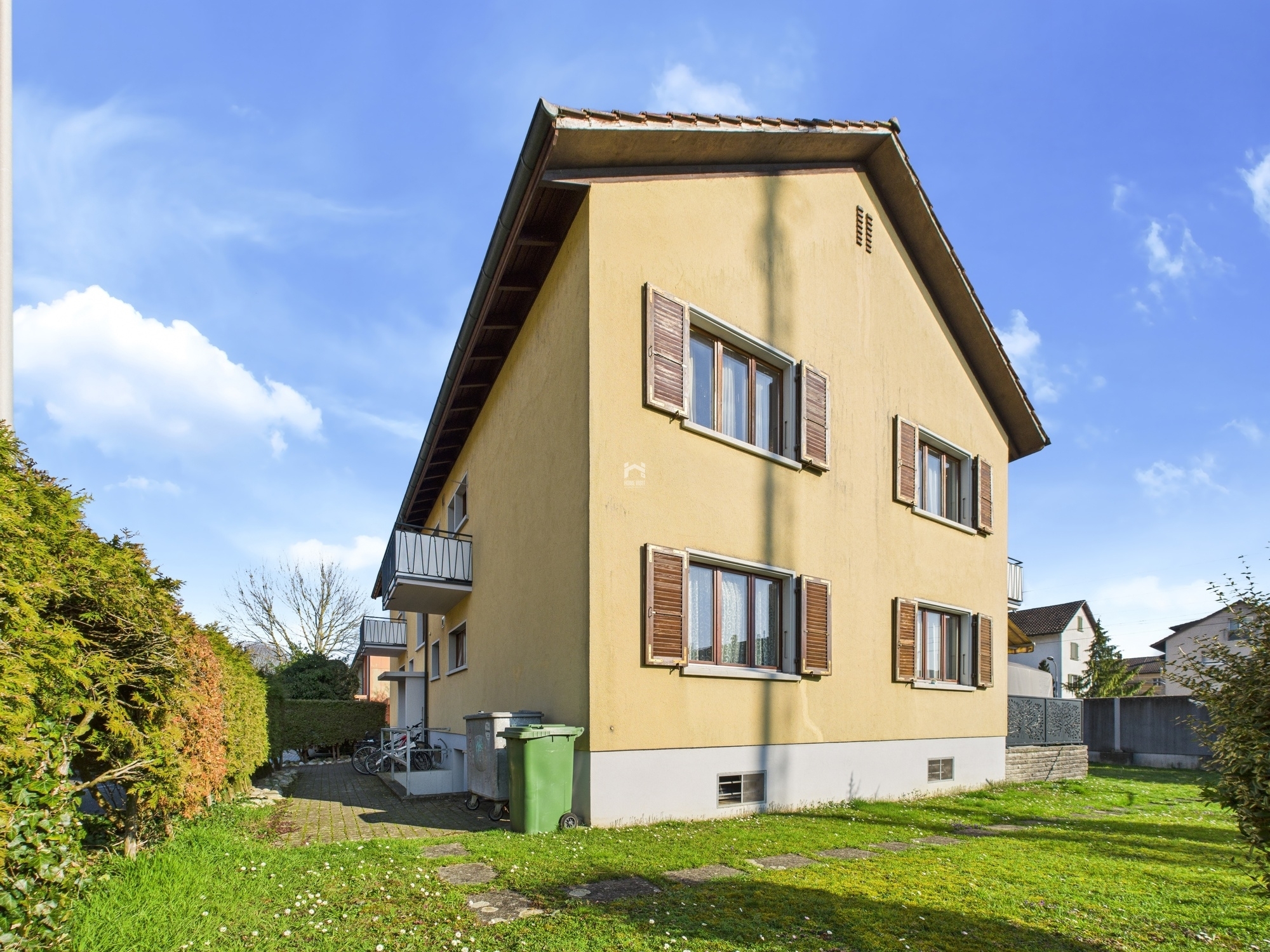 Hausansicht mit Satteldach und Garten
