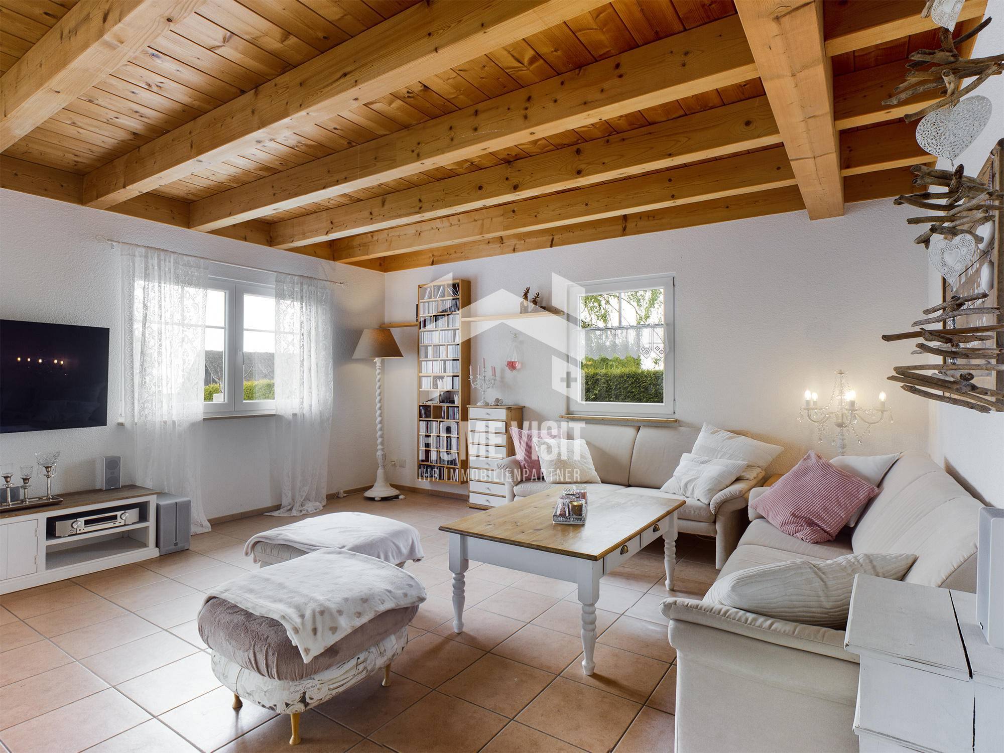 Gemütliches Wohnzimmer mit Holzbalkendecke