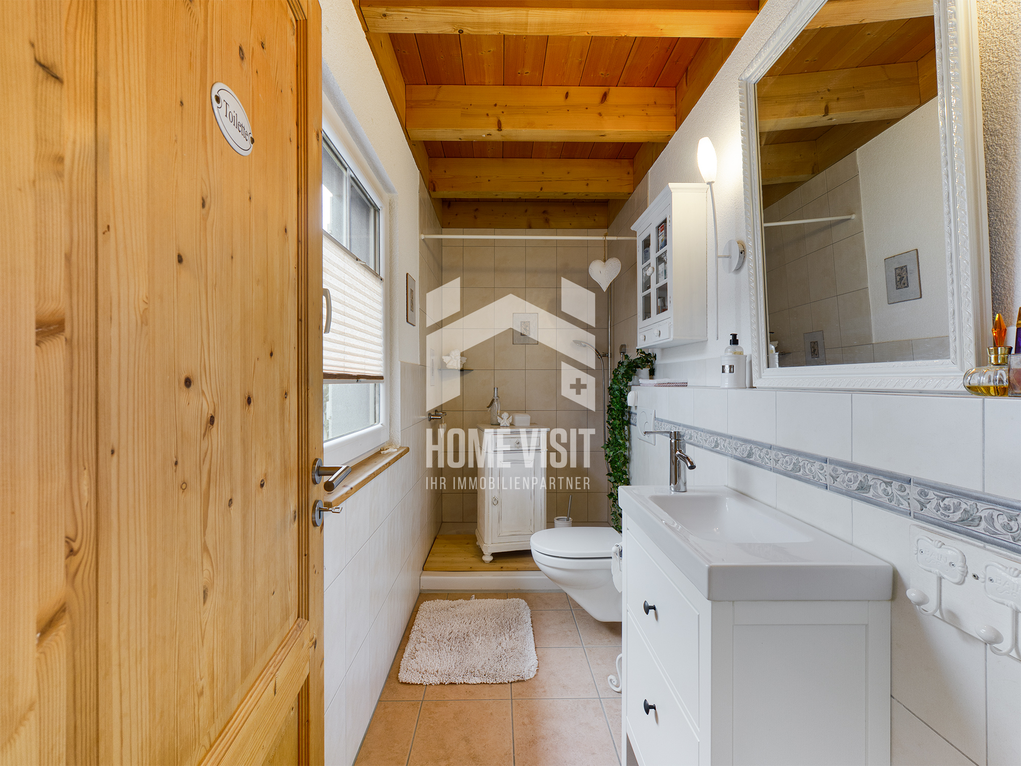 Kleines, helles Gäste-WC mit Holzdecke