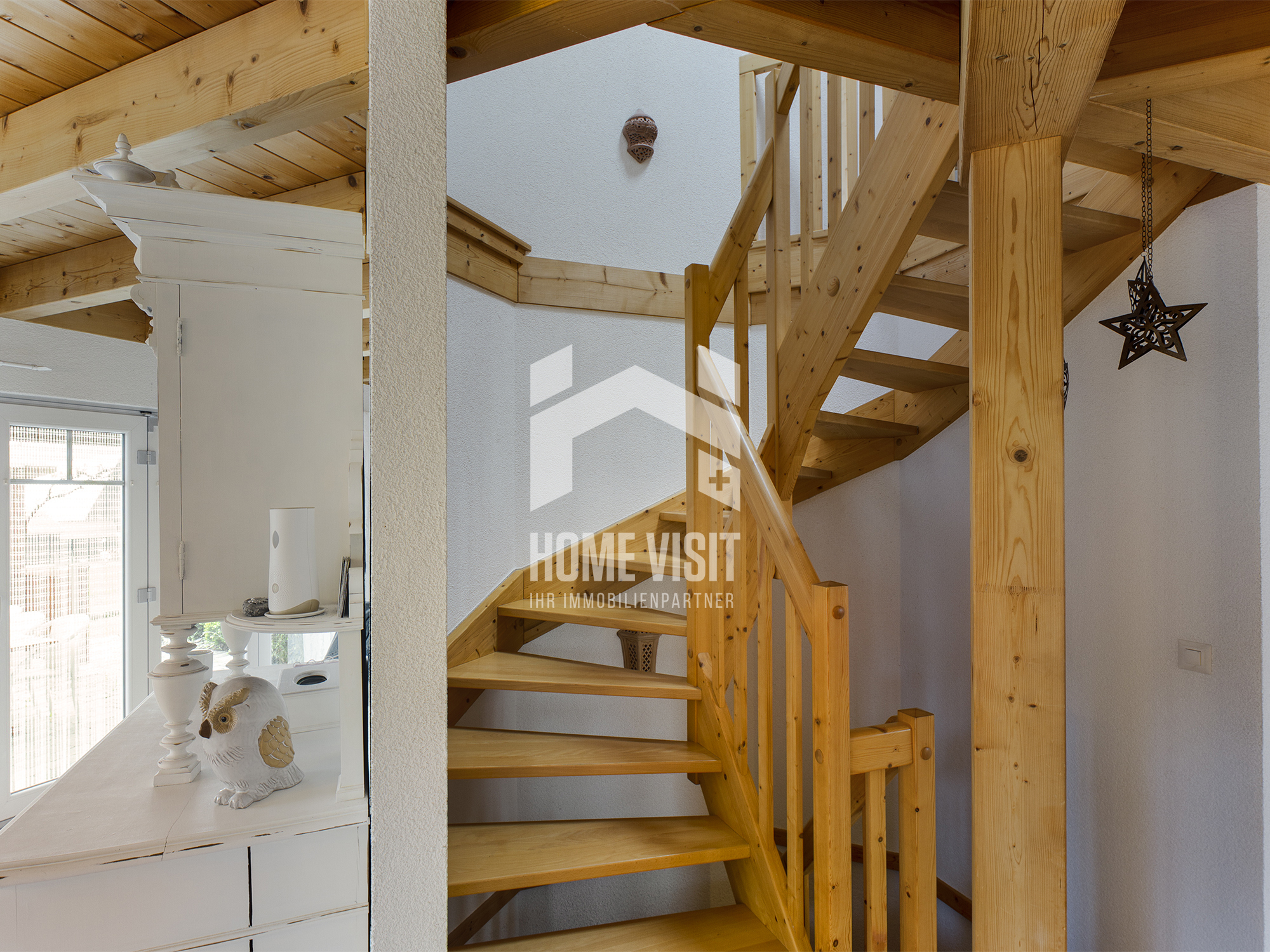 Holztreppe mit Dachausbau-Charakter