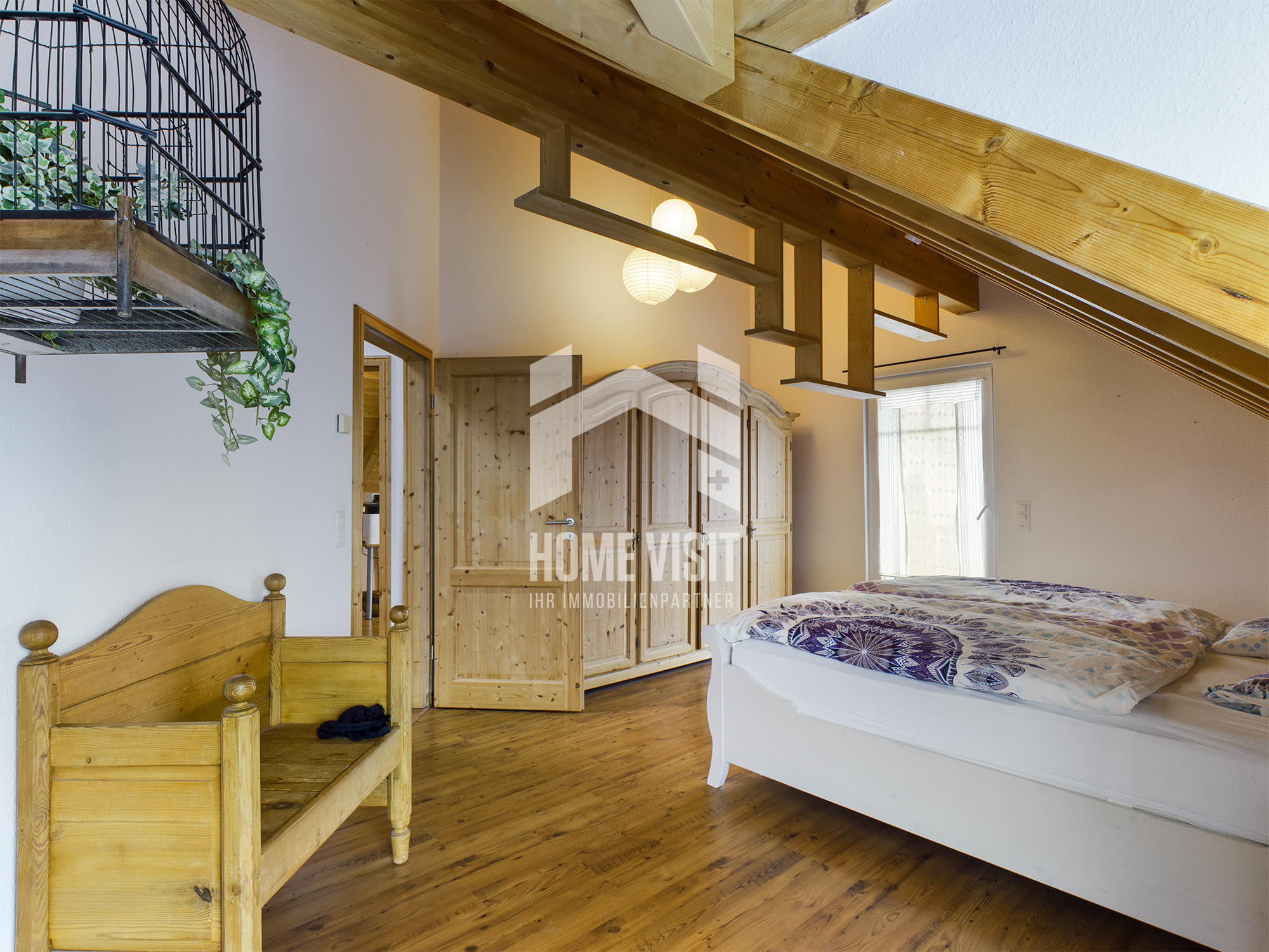 Dachgeschoss-Schlafzimmer mit Holzdecke