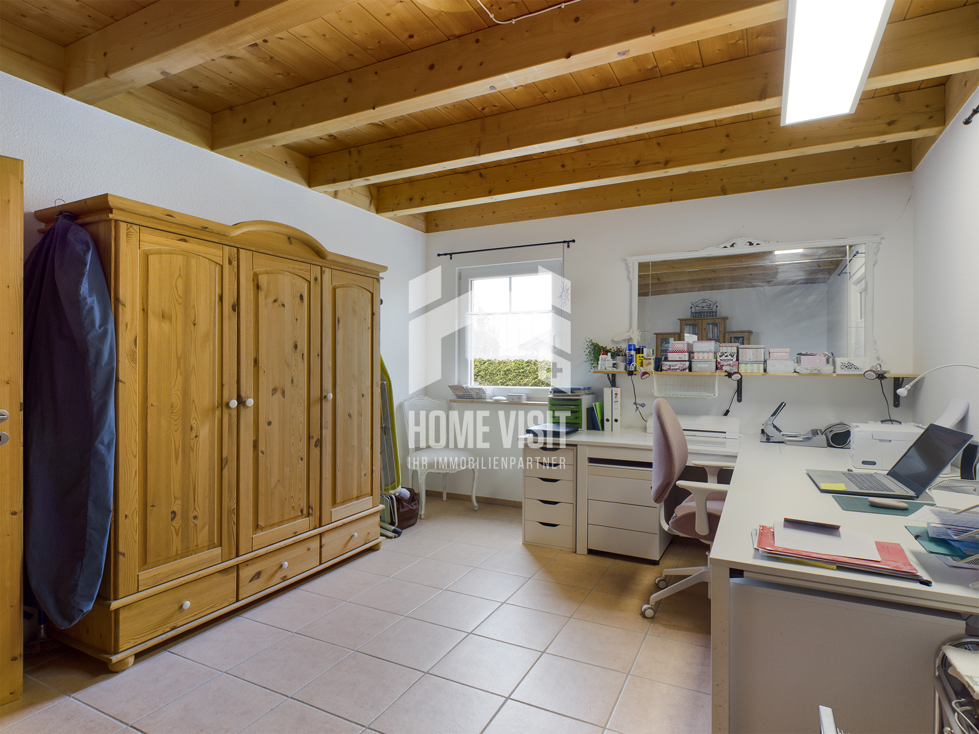Arbeitszimmer mit Holzmöbeln und sichtbaren Deckenbalken
