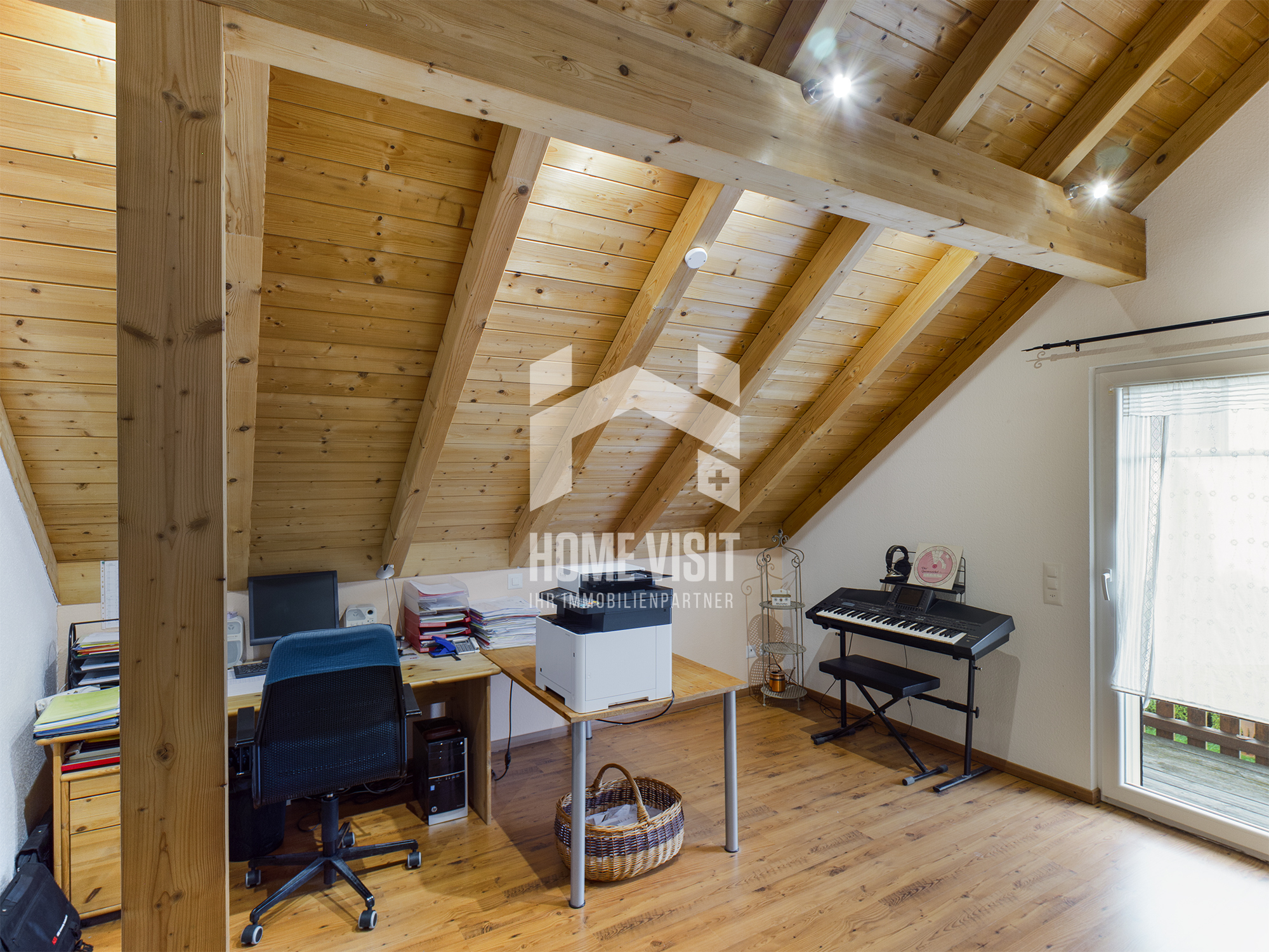 Dachgeschoss-Arbeitszimmer mit Holzbalken