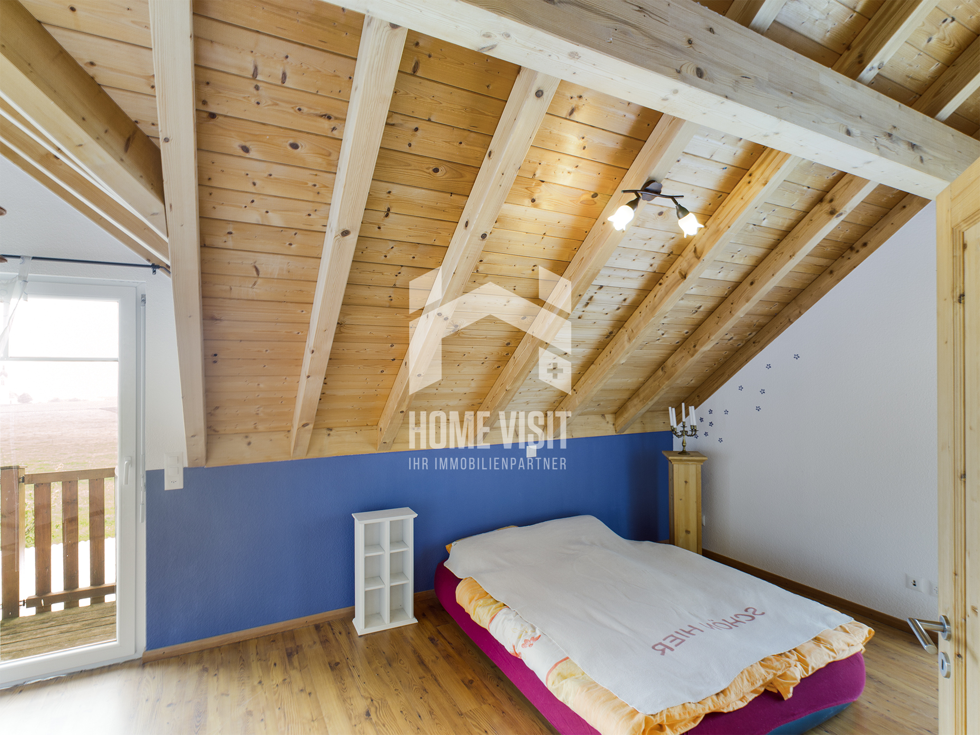 Dachgeschoss-Schlafzimmer mit Holzbalkendecke