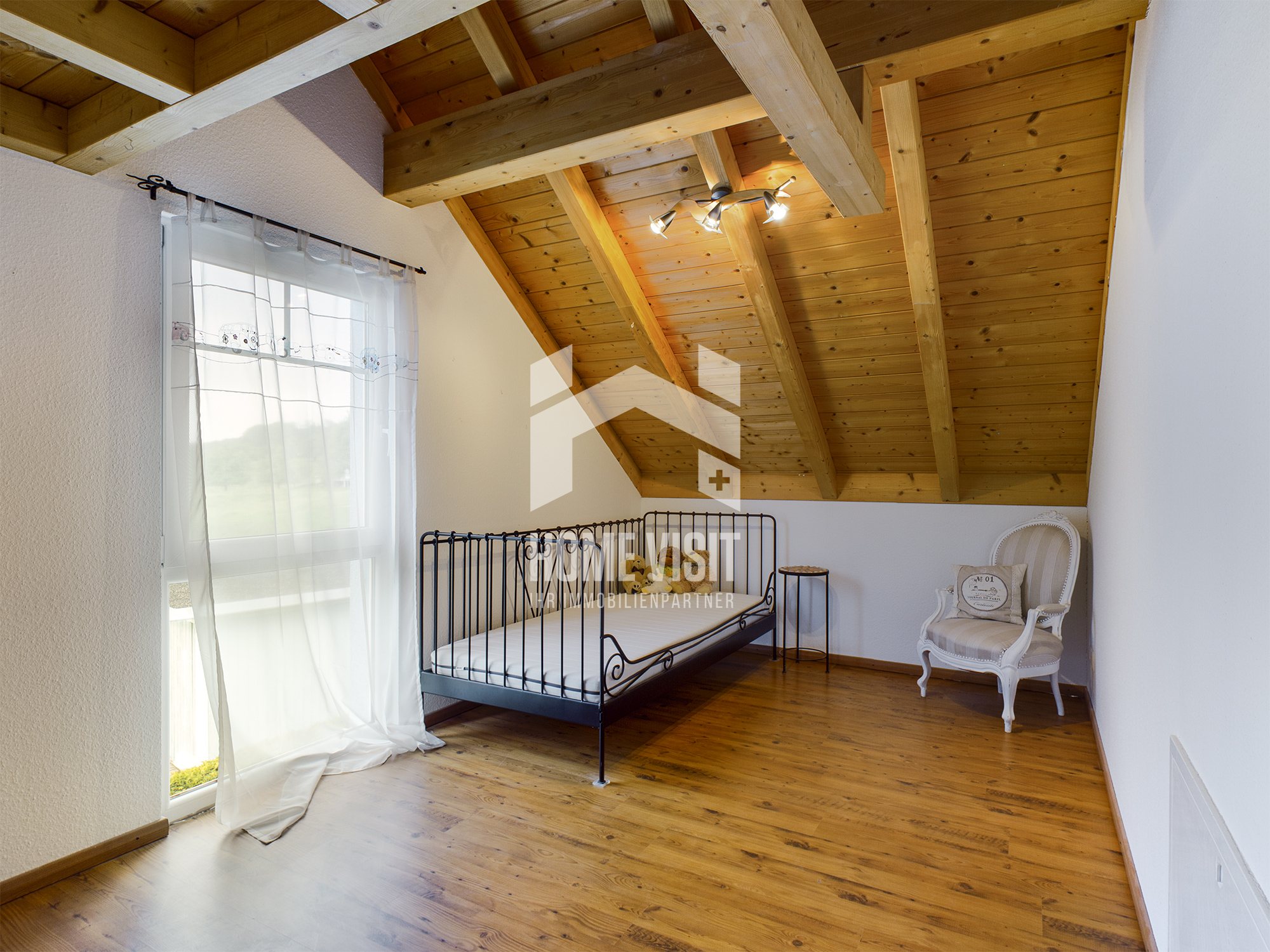 Helles Dachgeschosszimmer mit Holzbalkendecke