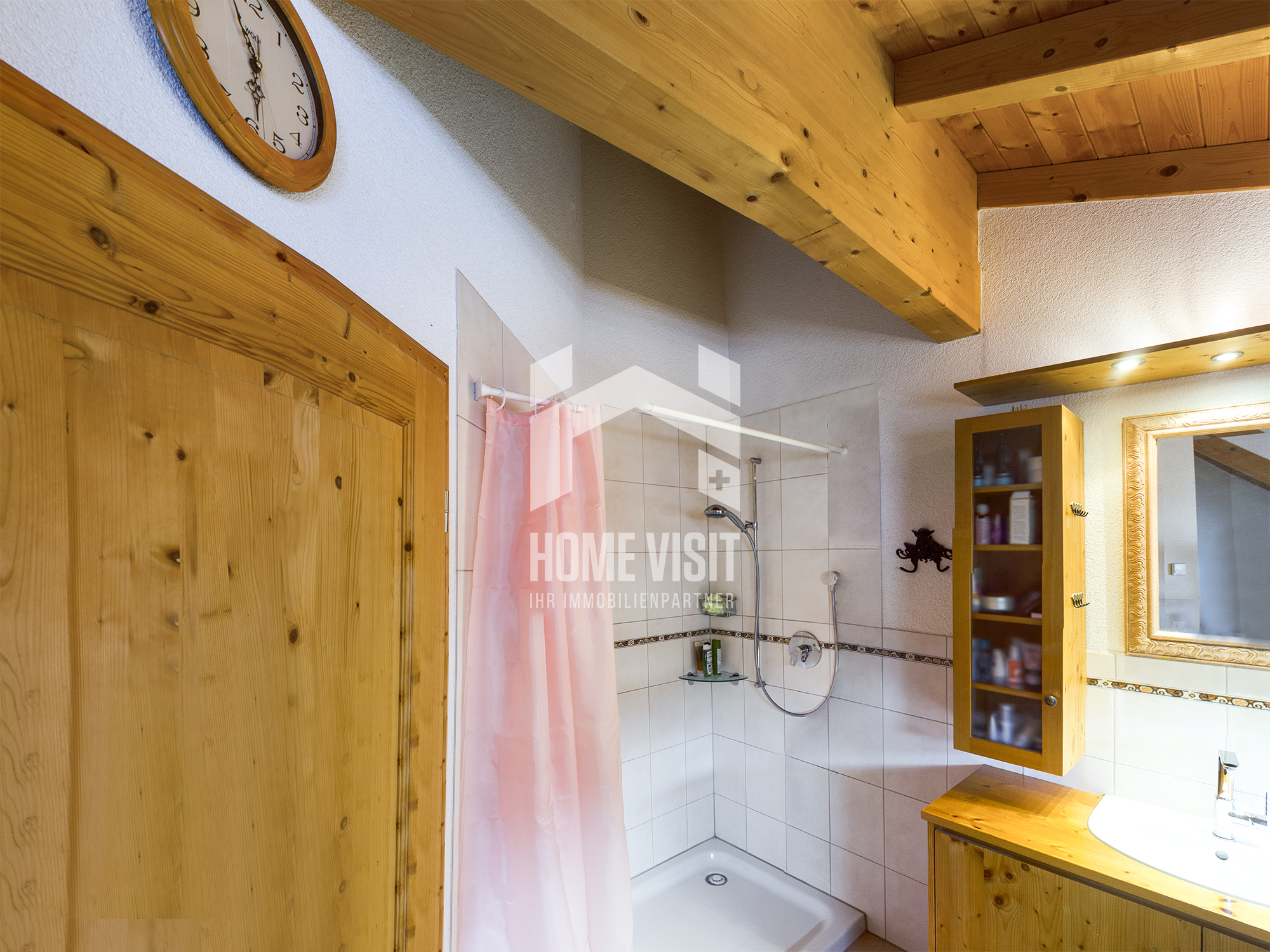 Badezimmer mit Holzdecke und Dusche