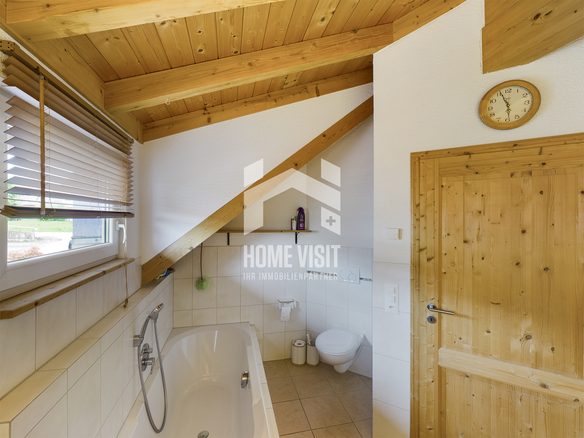 Dachgeschossbad mit Holzdecke