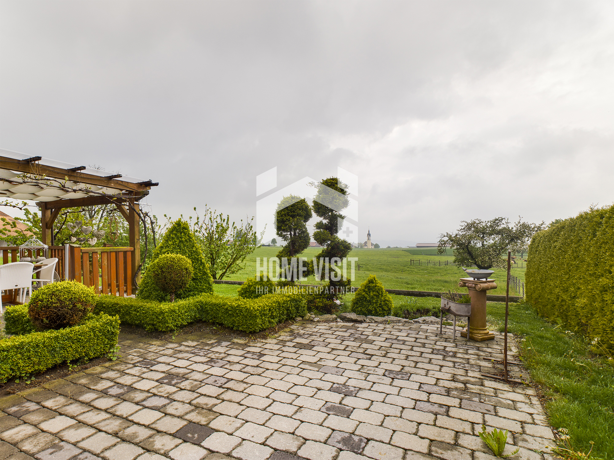 Terrasse mit Gartenblick