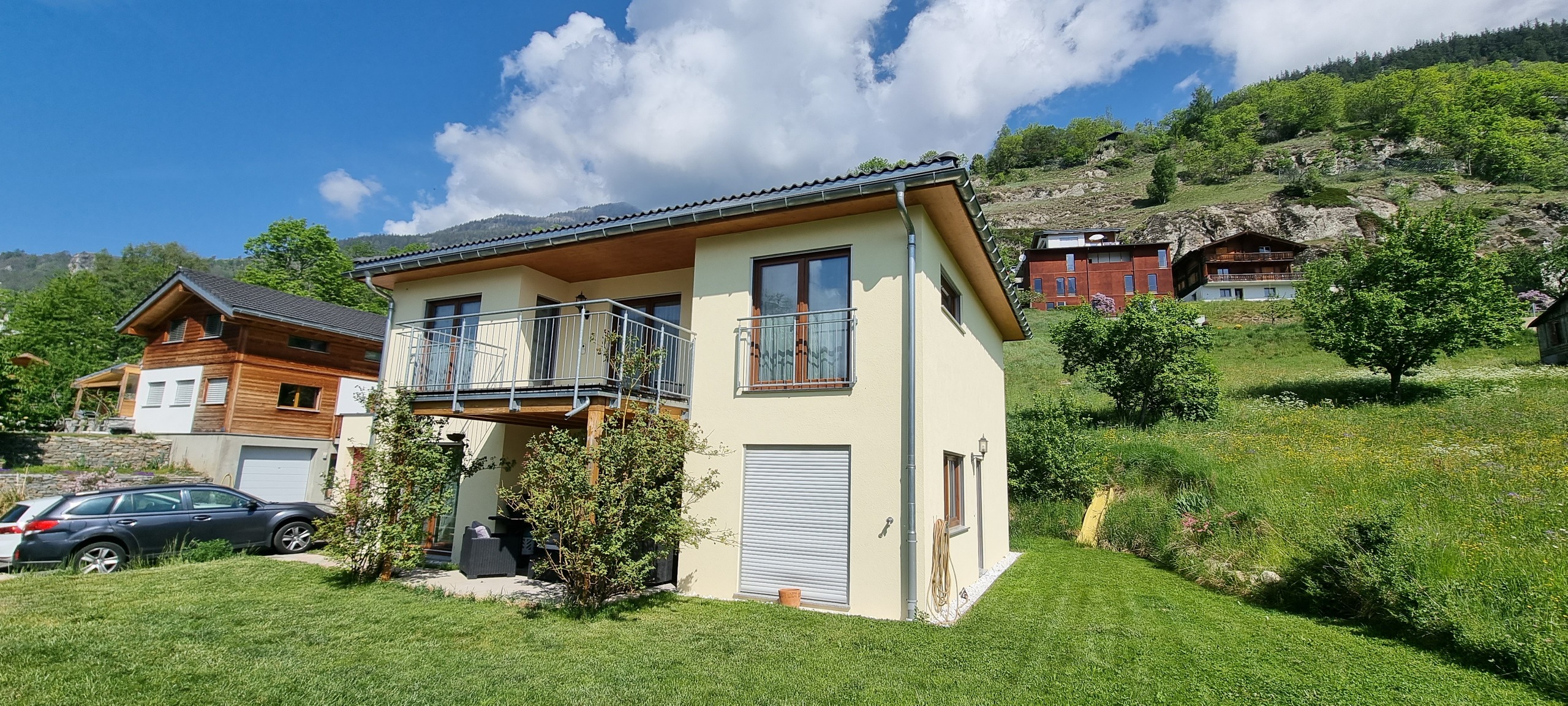 Einfamilienhaus mit Balkon in grüner Hanglage