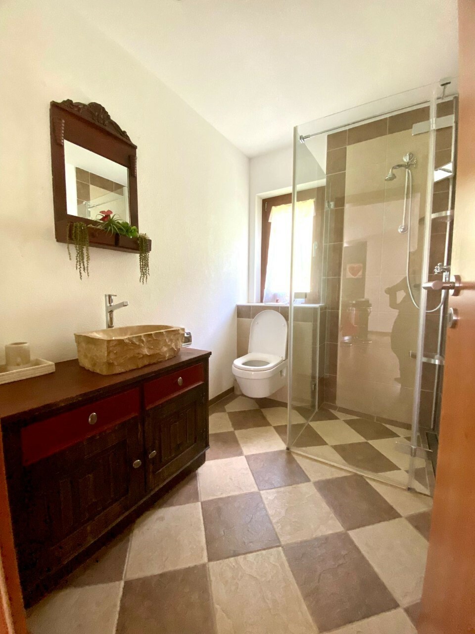 Badezimmer mit rustikalem Waschtisch und Glasdusche