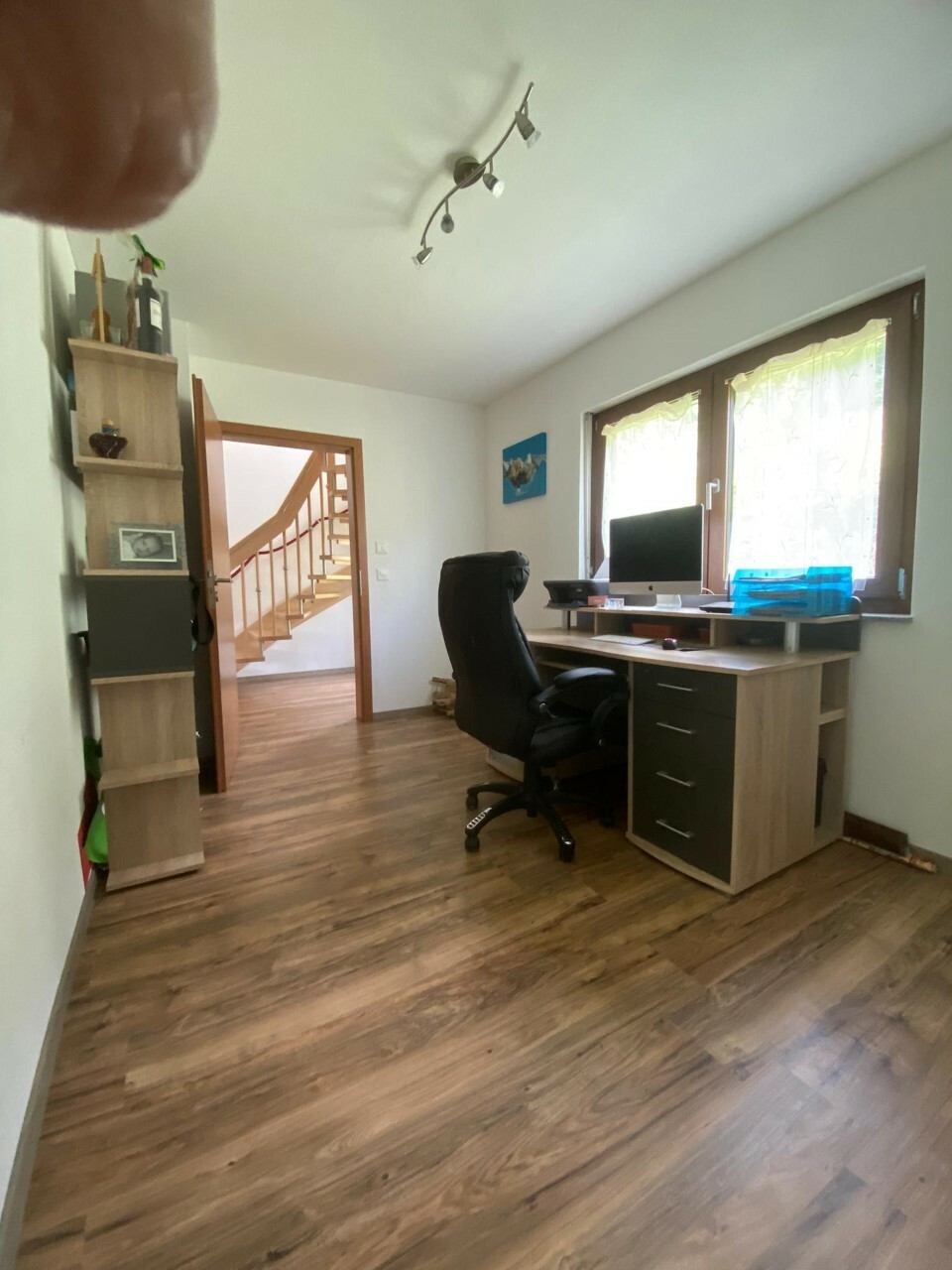 Homeoffice mit Schreibtisch und Treppe
