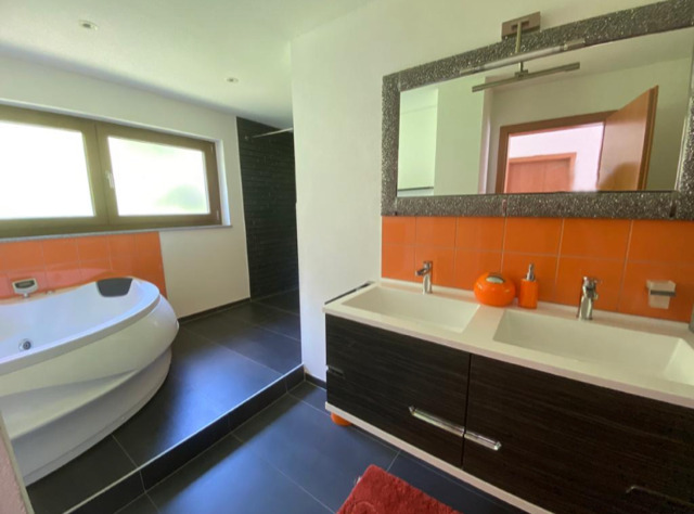 Modernes Badezimmer mit freistehender Wanne und Doppelwaschtisch