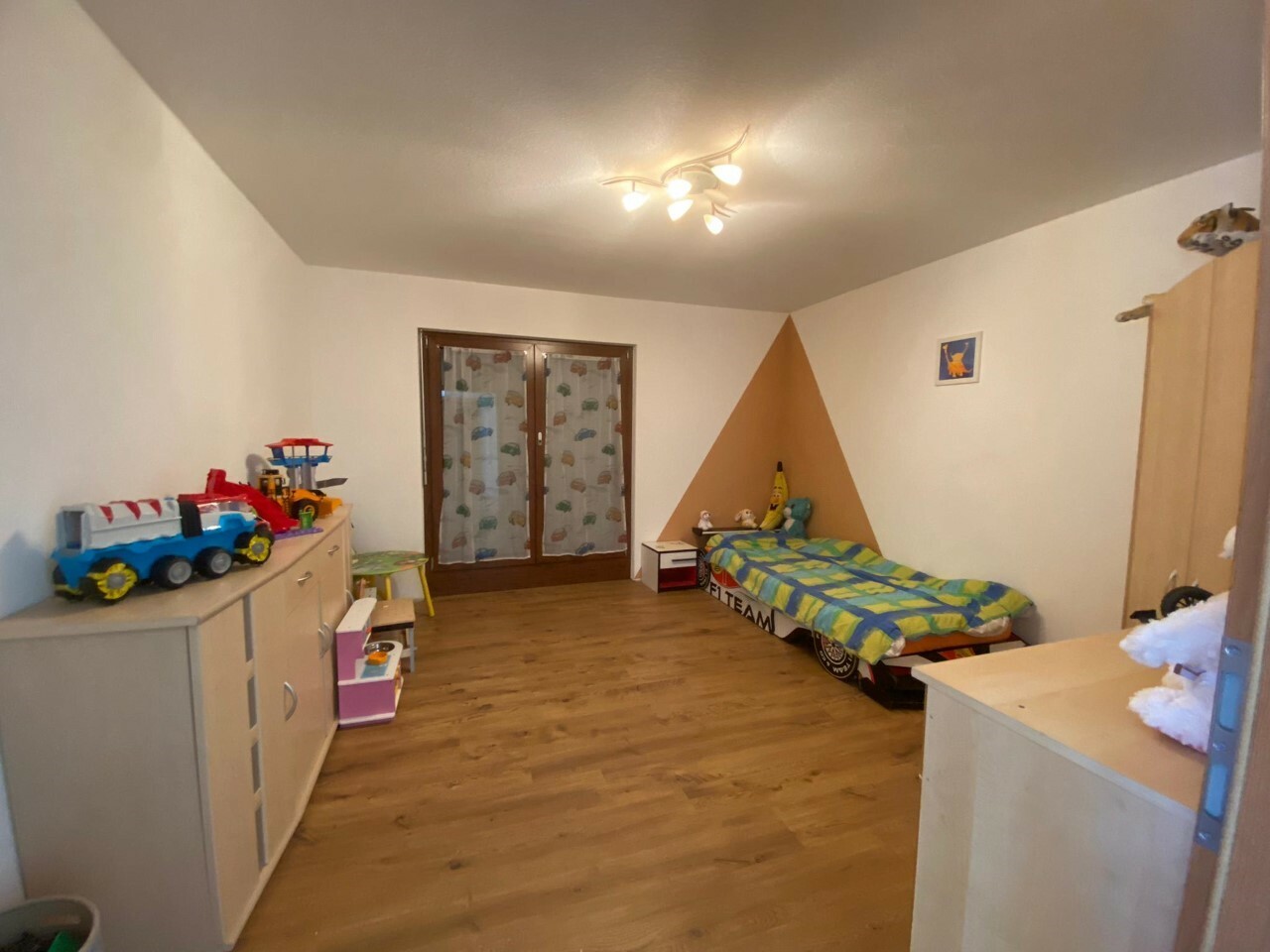 Kinderzimmer mit Holzoptik-Boden