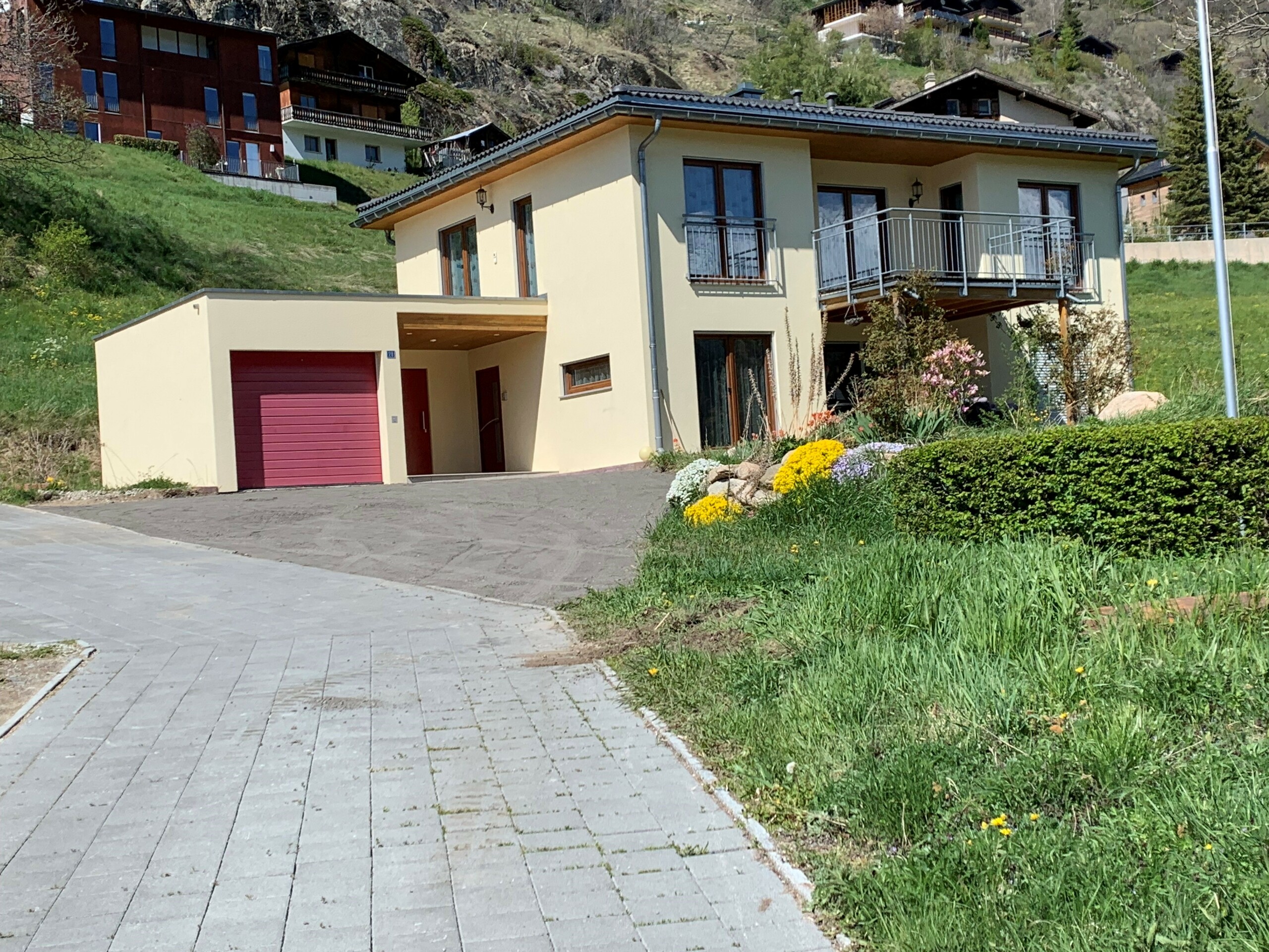 Freistehendes Haus in Hanglage mit Garage und Balkon