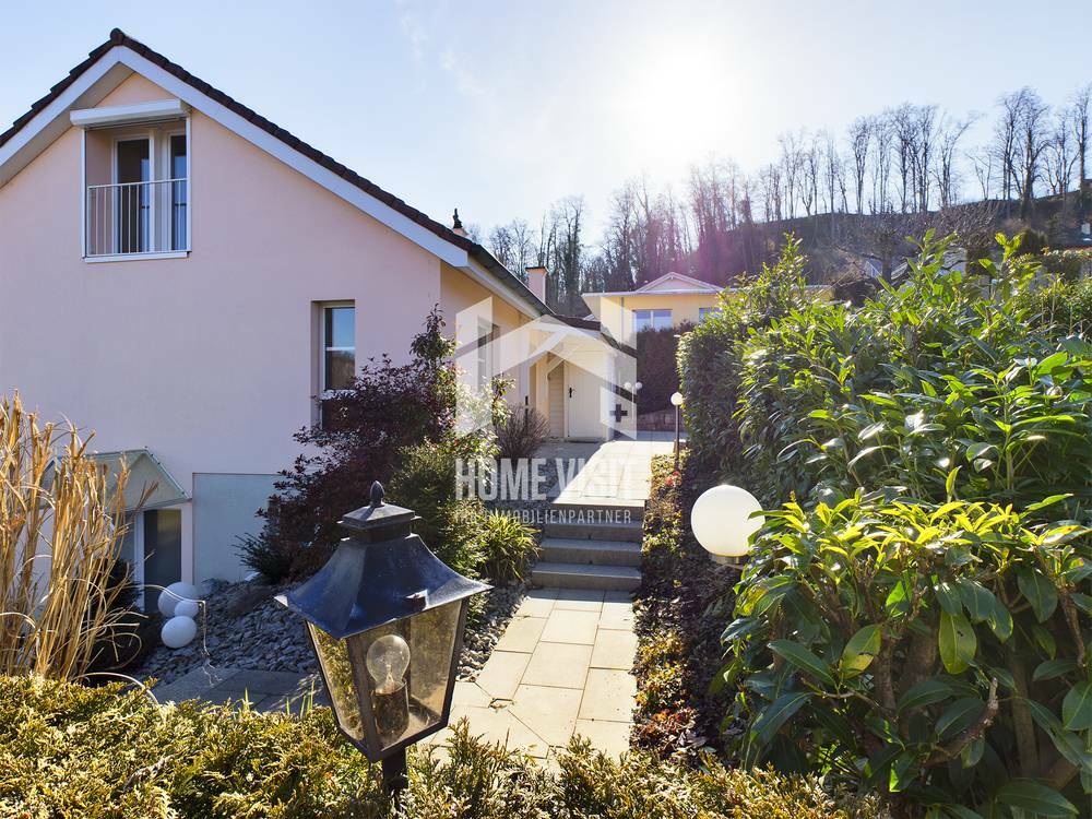 Außenansicht eines Wohnhauses mit Gartenweg