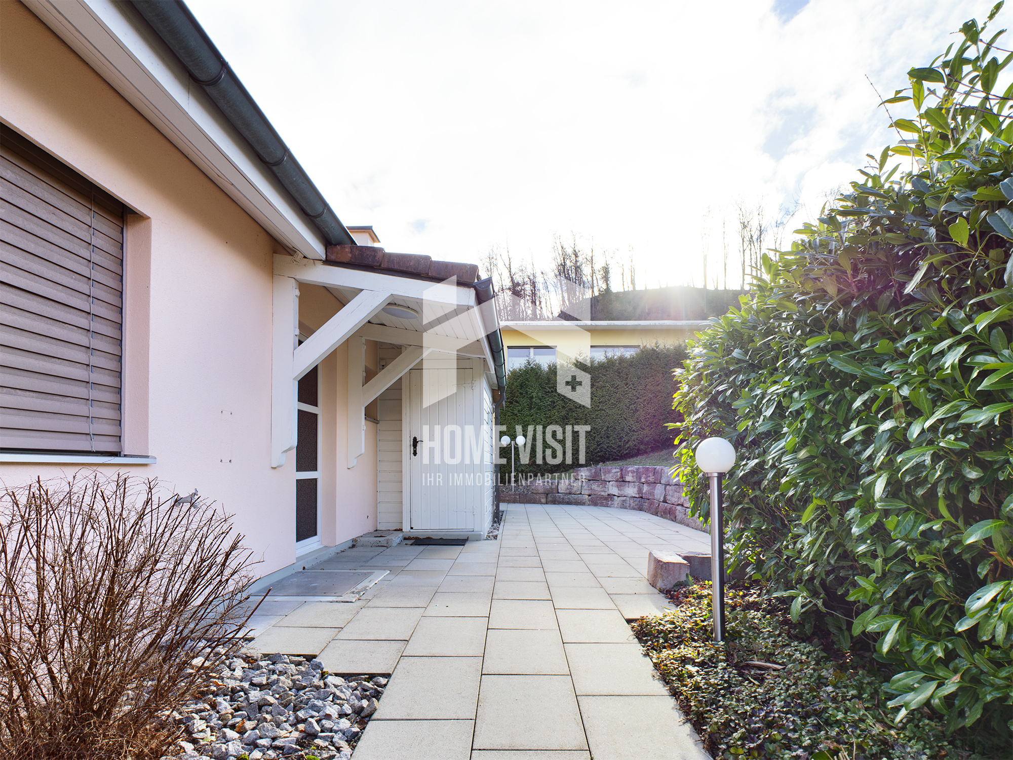 Außenansicht eines Hauses mit Gartenweg