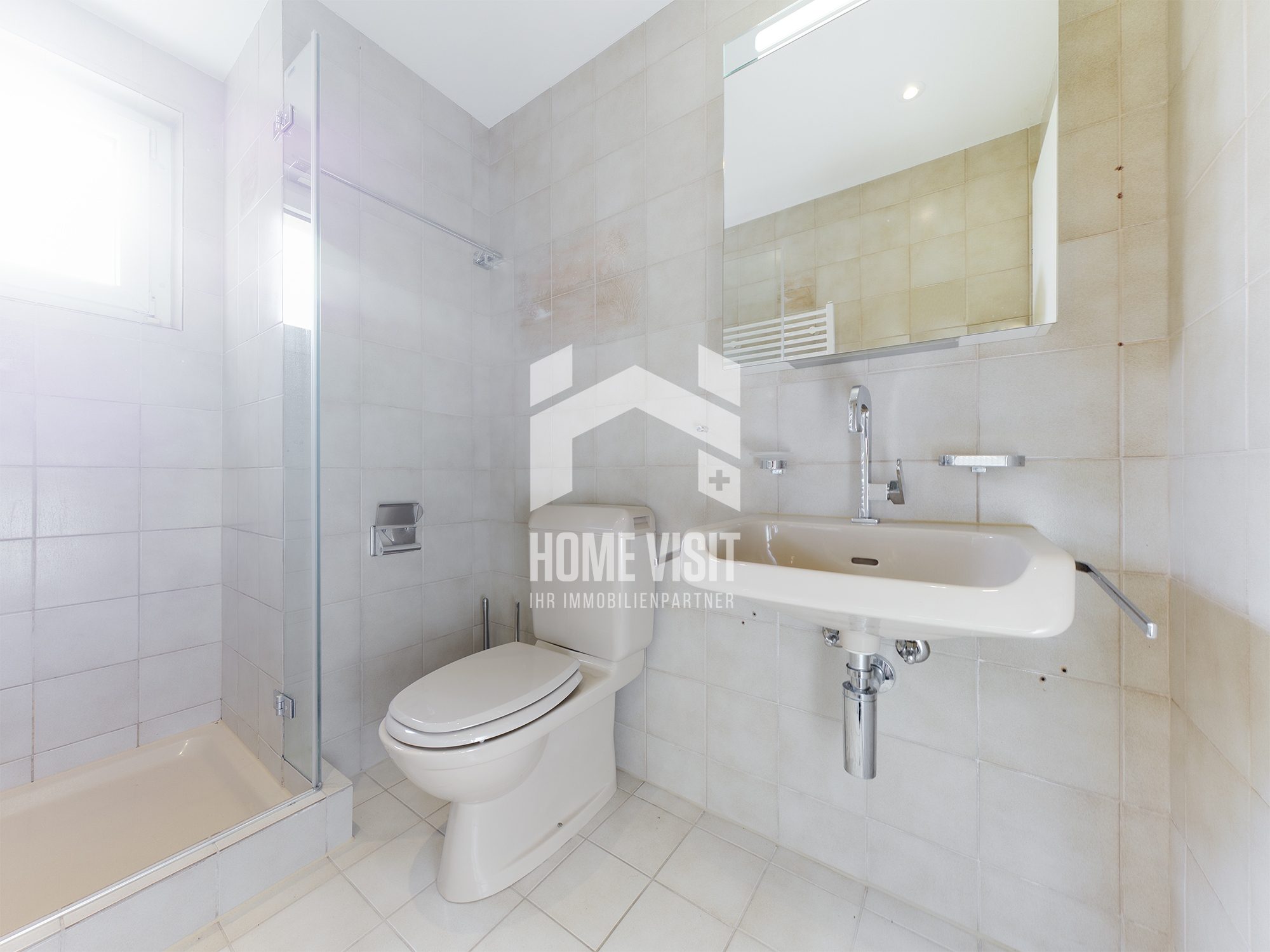 Helles Badezimmer mit Badewanne, WC und Waschbecken
