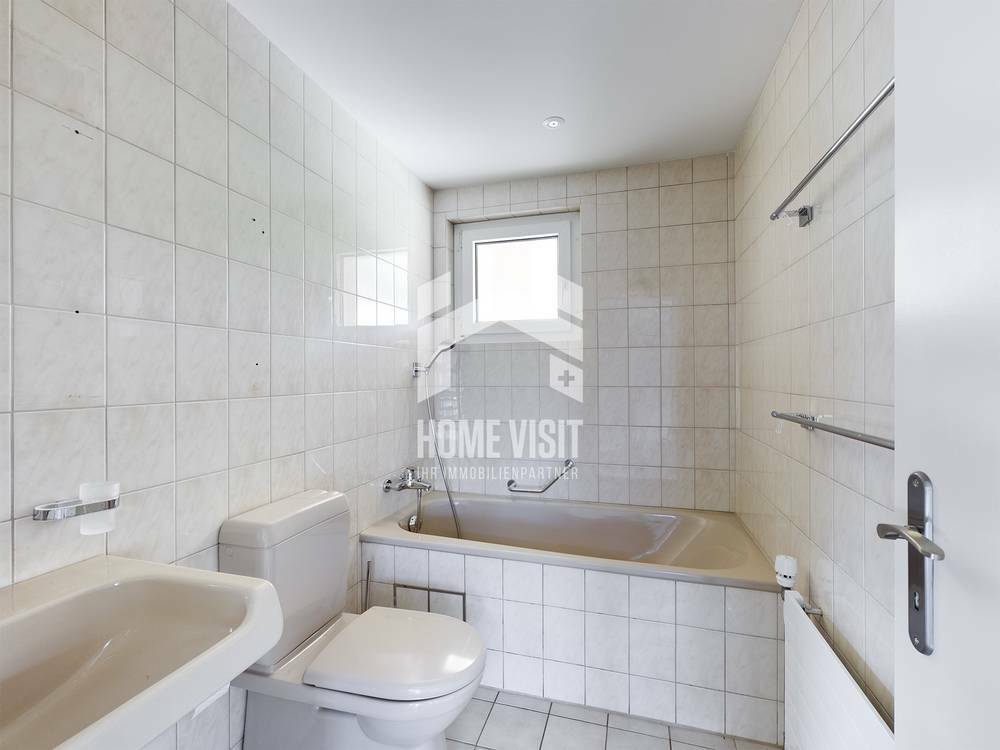 Badezimmer mit Badewanne und WC