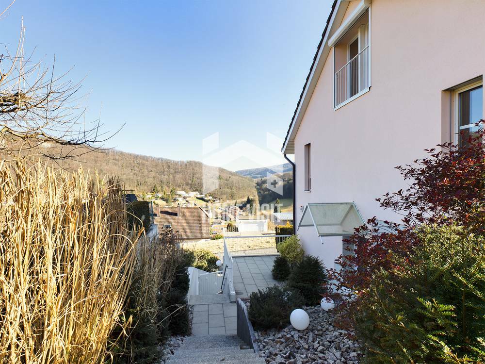 Außenansicht mit Hanglage und Talblick