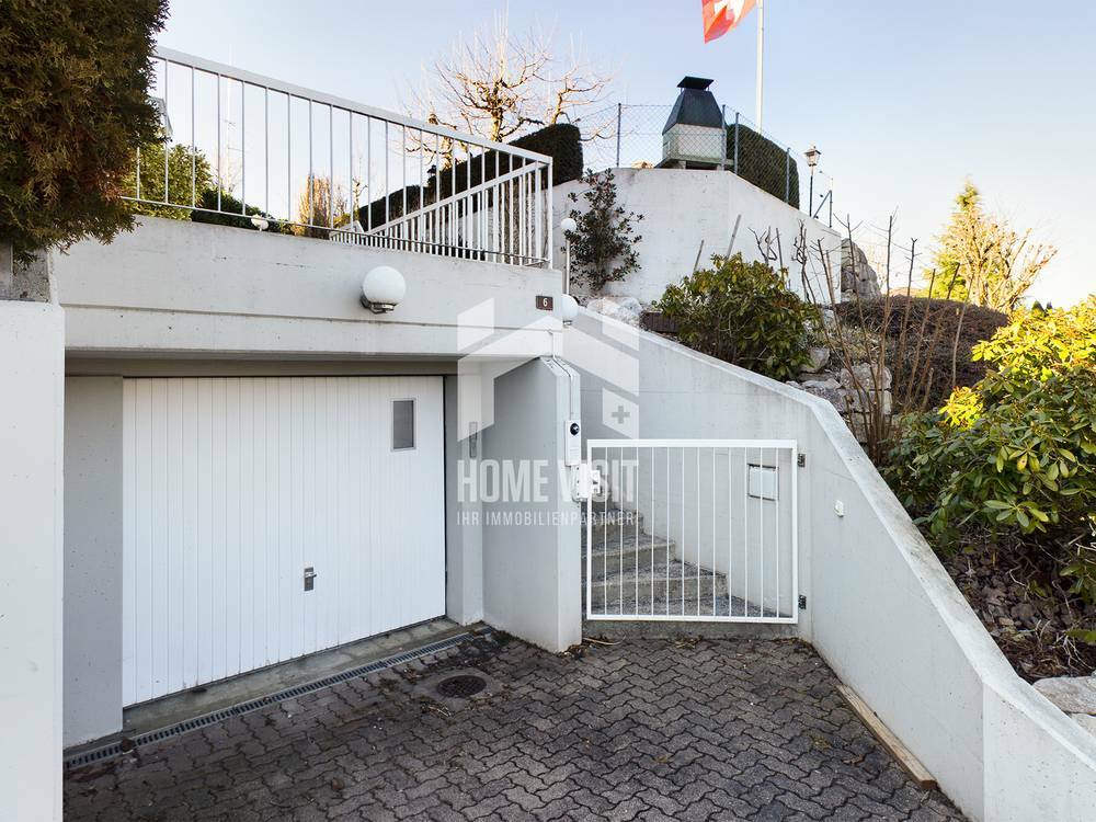 Einfahrt mit Garage und Treppenaufgang