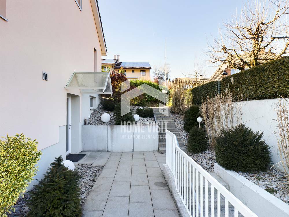 Außenbereich mit Gartenweg und Eingangszugang