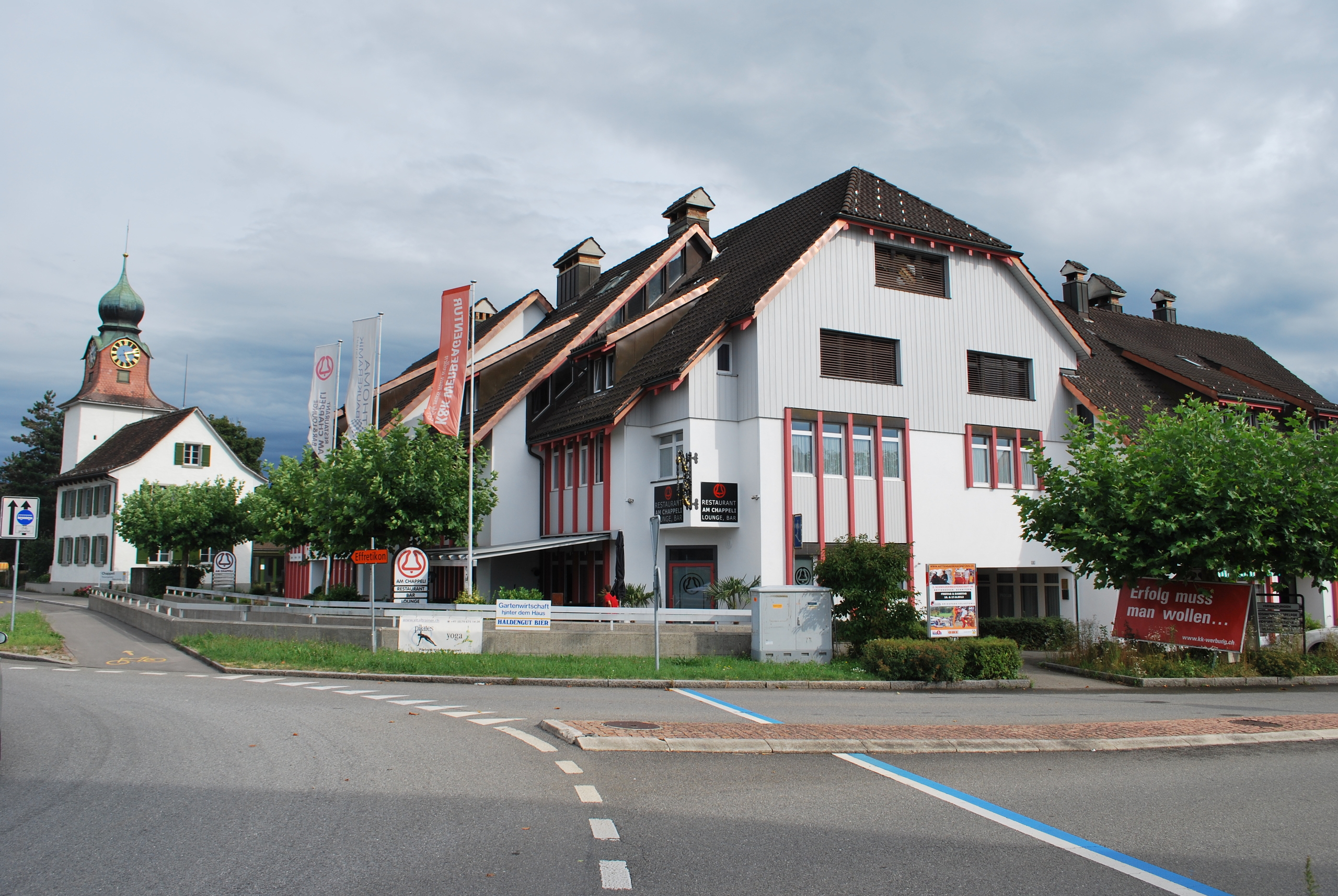 Außenansicht eines großen Gebäudekomplexes mit Zwiebel-Turm