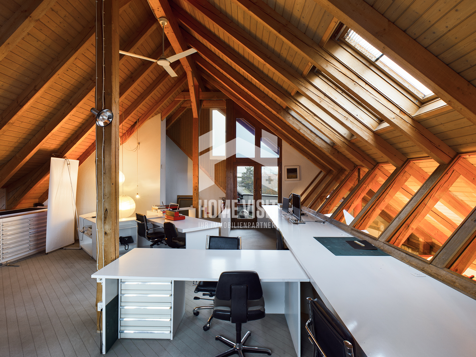 Dachgeschoss-Büro mit Holztragwerk