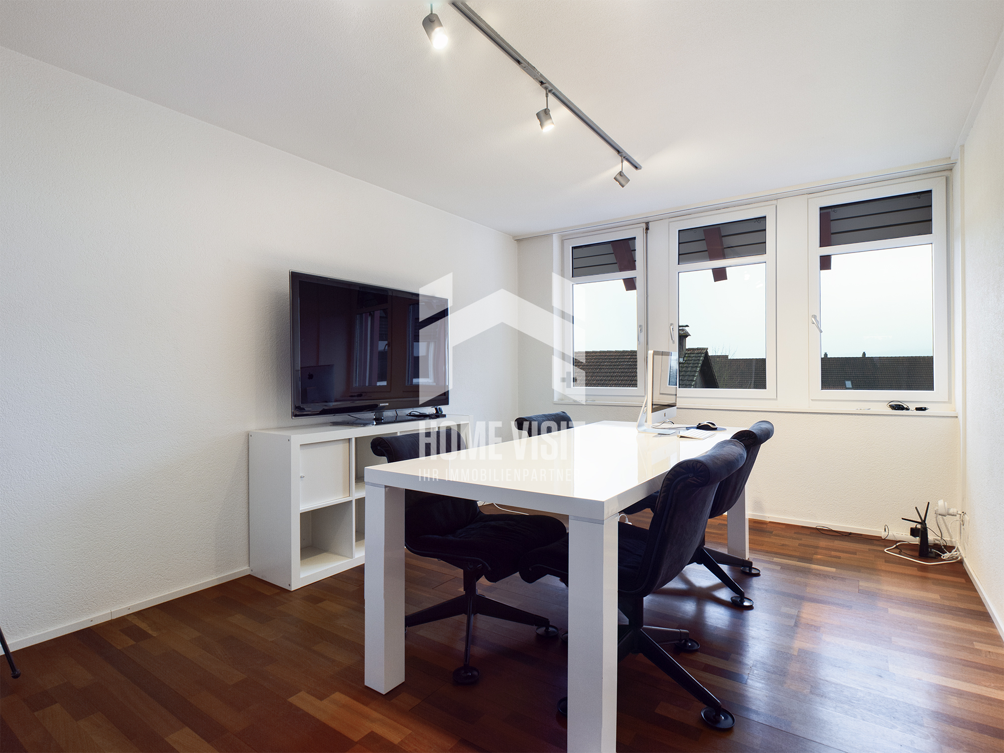 Helles Arbeitszimmer mit Schreibtisch