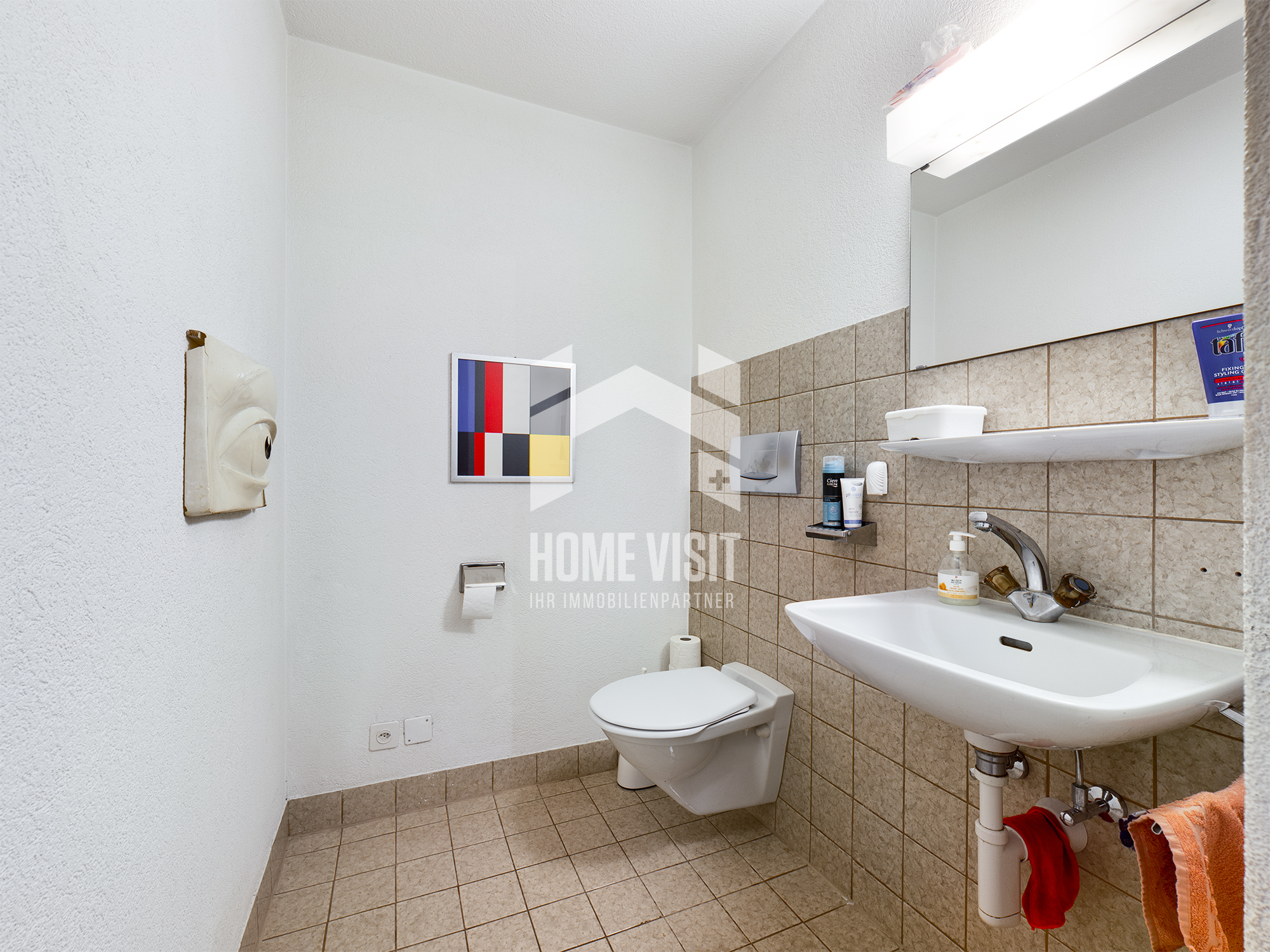 Gäste-WC mit Waschbecken und Wand-WC