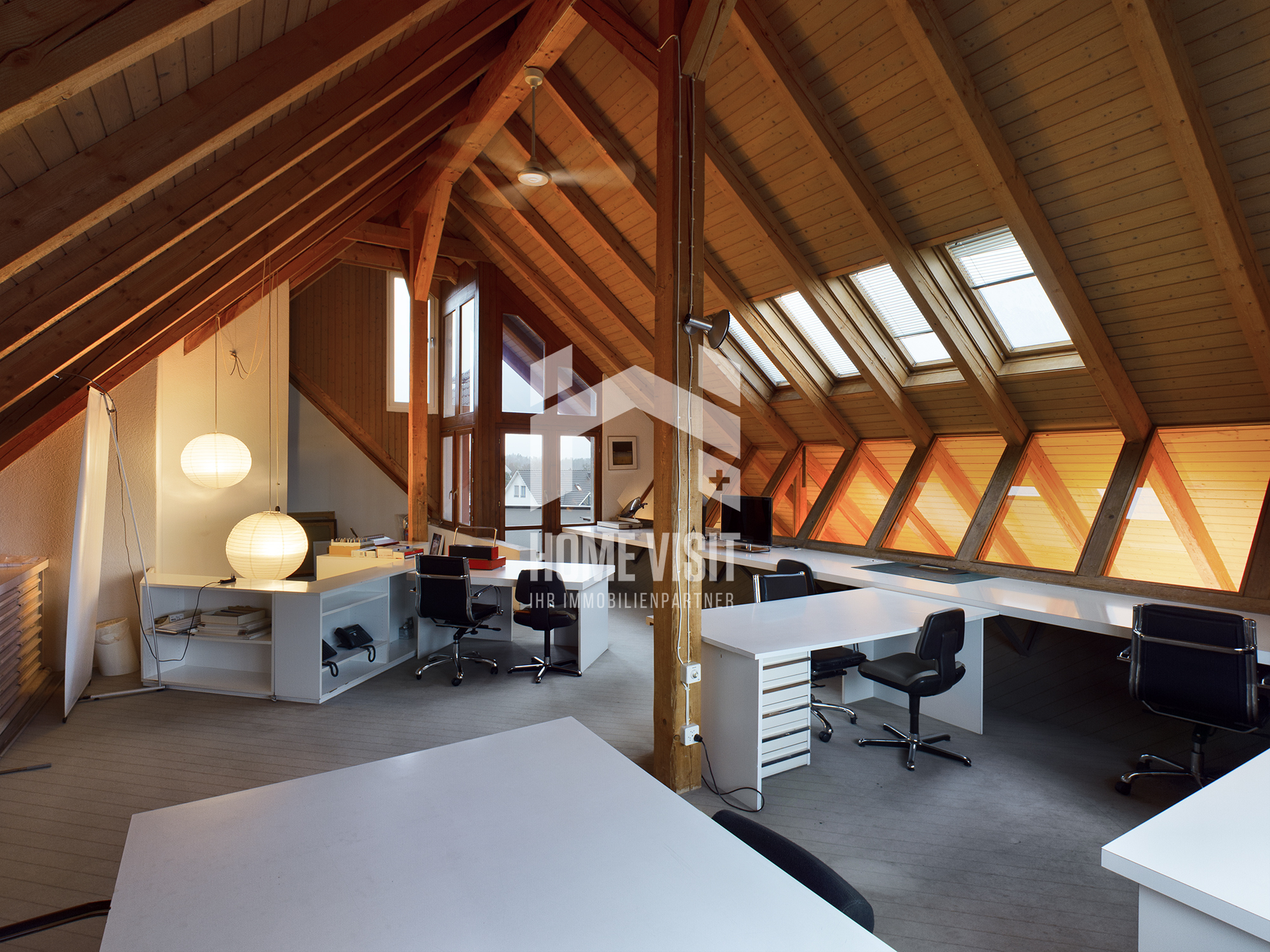Dachgeschoss-Büro mit sichtbaren Holzbalken