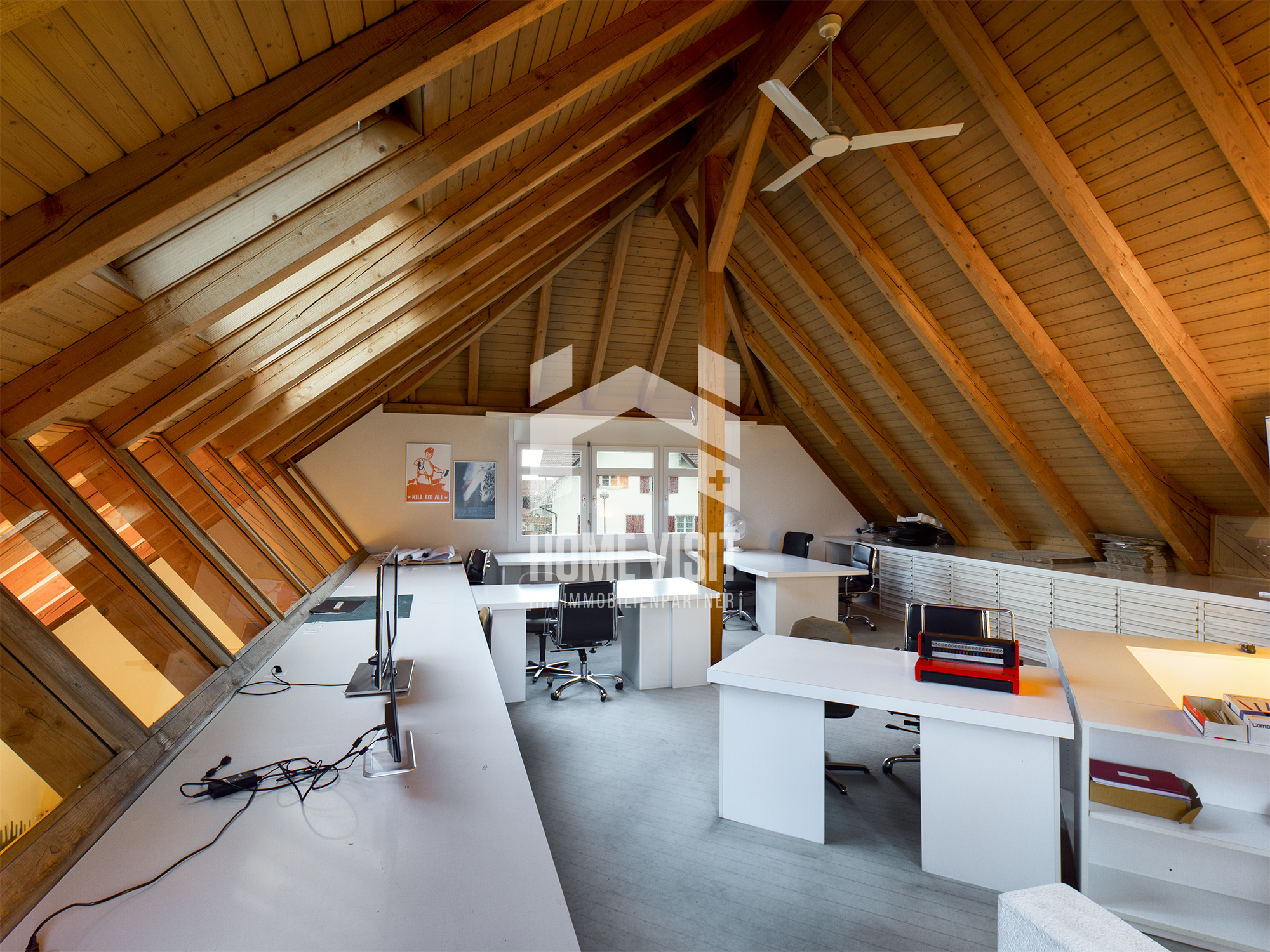 Dachgeschoss-Büro mit Holzbalken