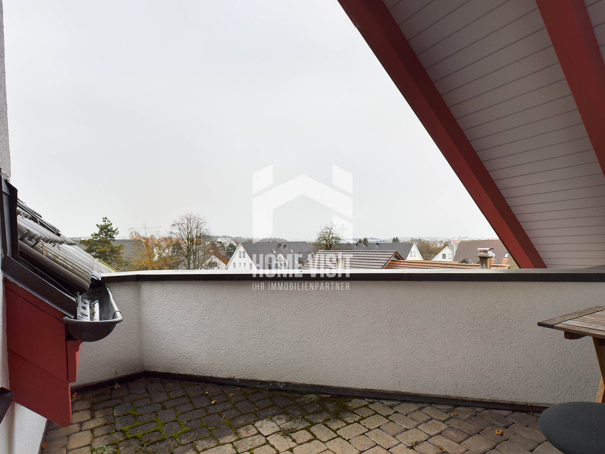 Balkon mit Blick über Wohngebiet