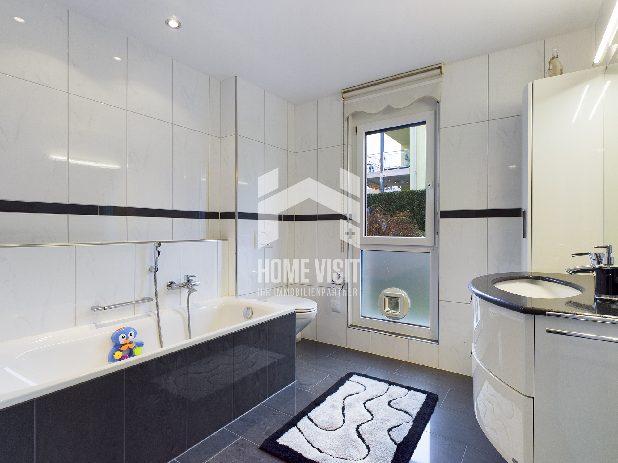 Modernes Badezimmer mit Badewanne und Fenster