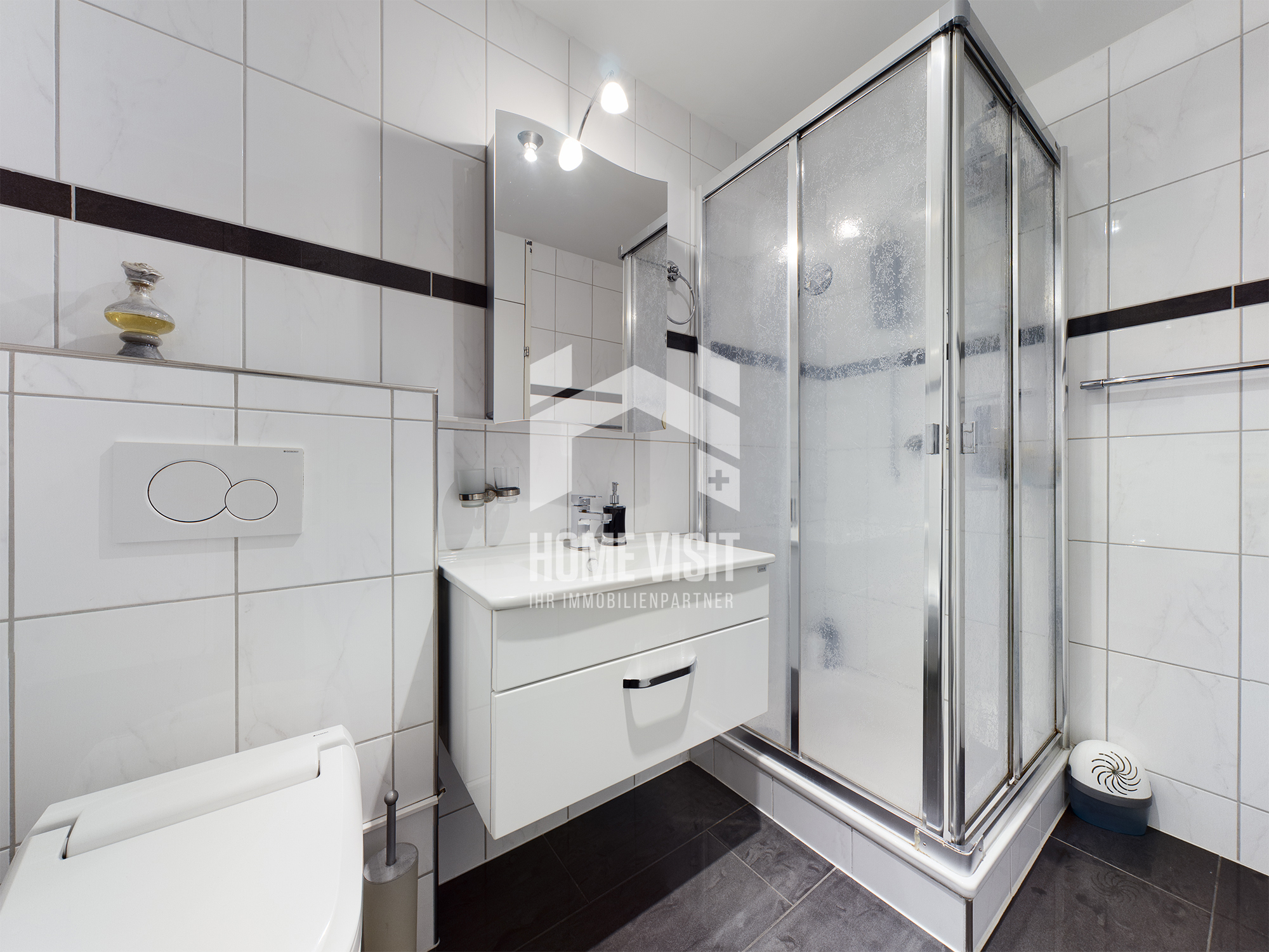 Modernes Badezimmer mit Dusche und WC