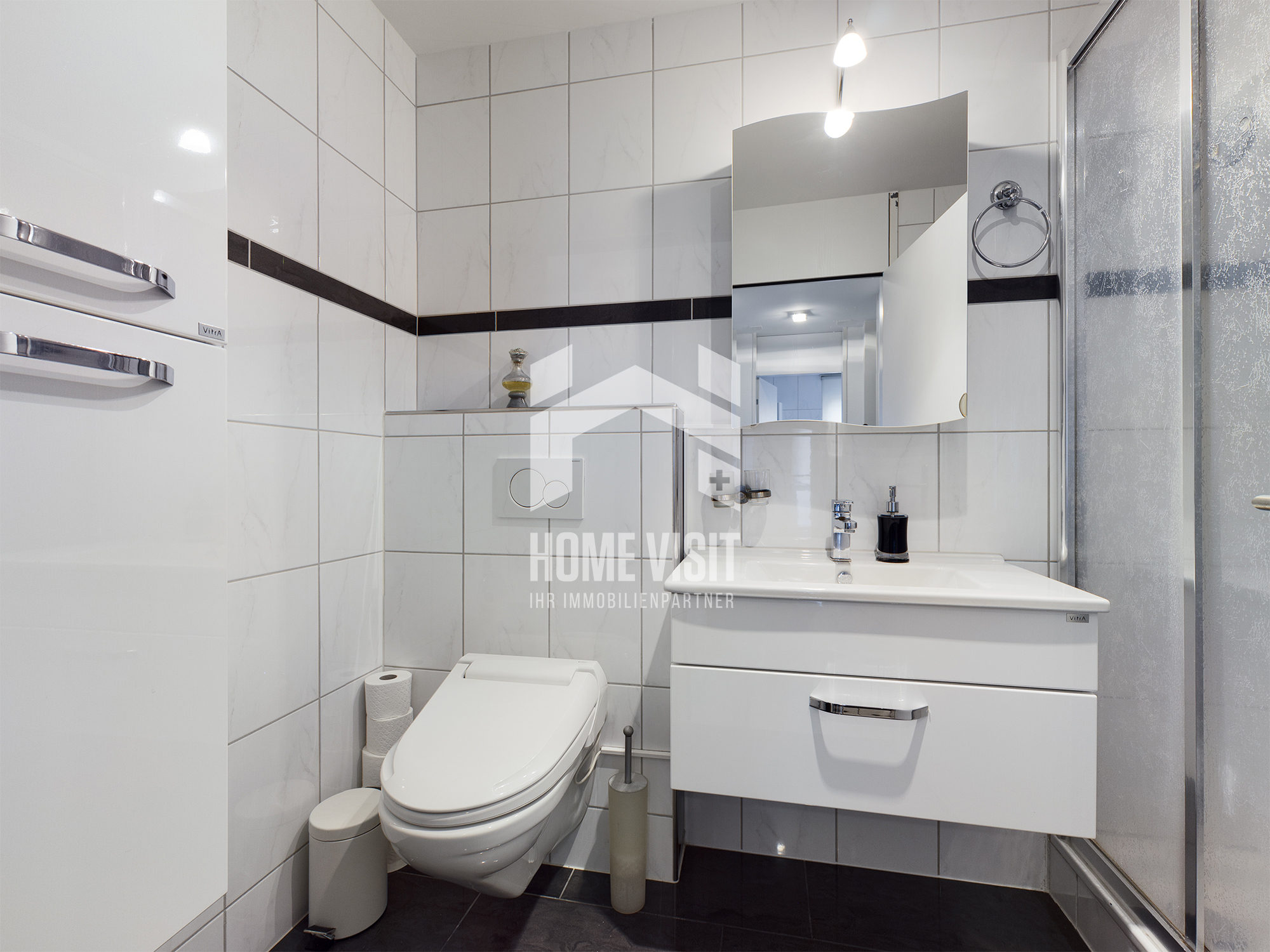 Modernes Gäste-WC mit weißer Sanitärkeramik