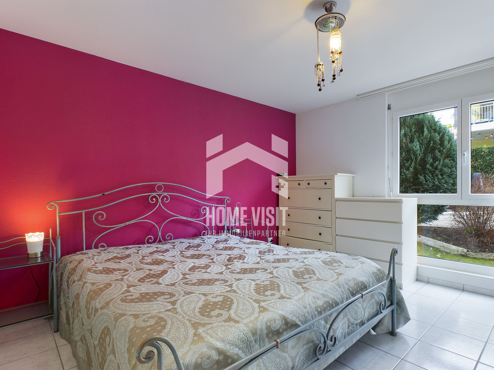 Schlafzimmer mit Fensterfront und rosafarbener Akzentwand