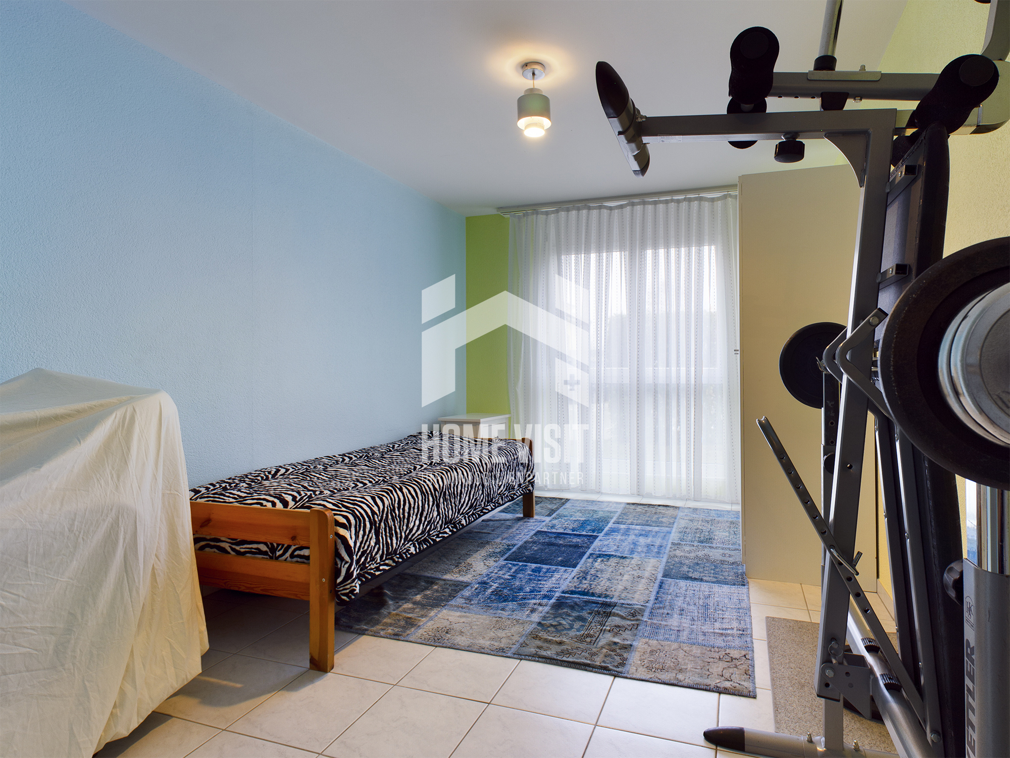 Helles Schlafzimmer mit Trainingsgerät