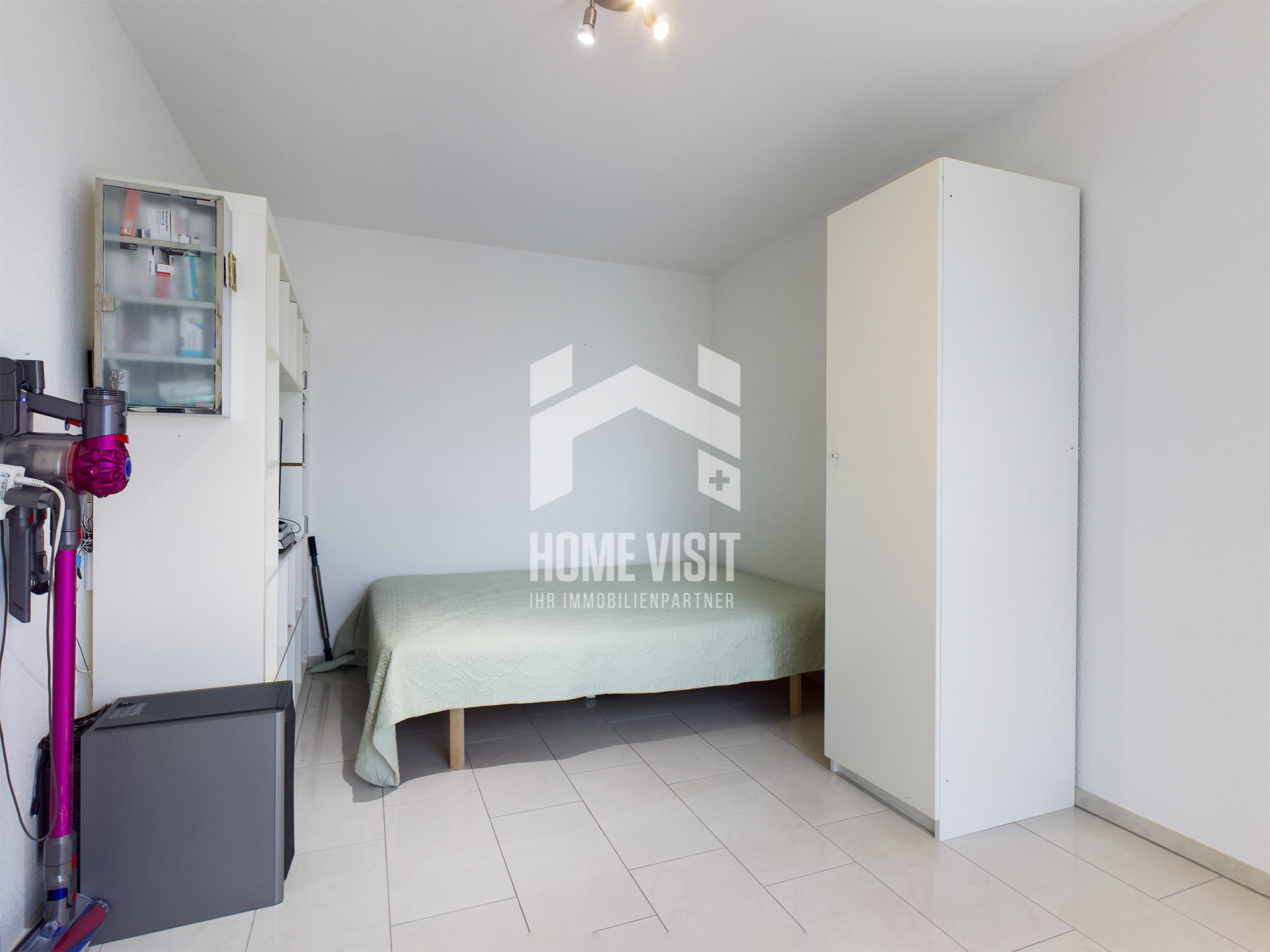 Kleines Schlafzimmer mit Schrankwand