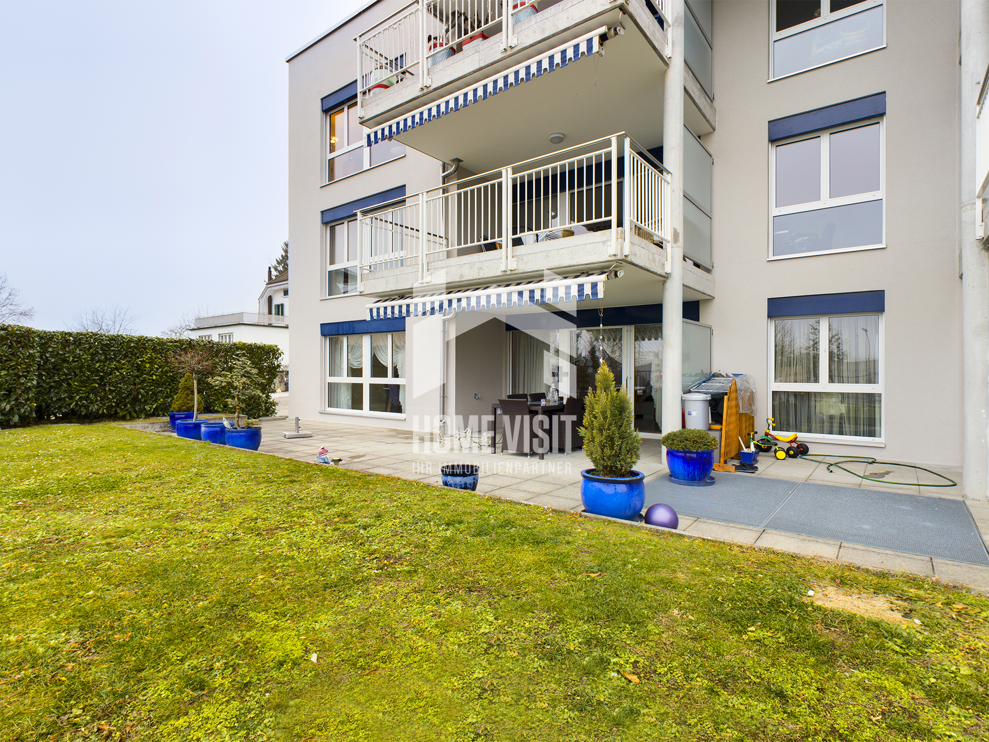 Mehrfamilienhaus mit Balkon und Garten