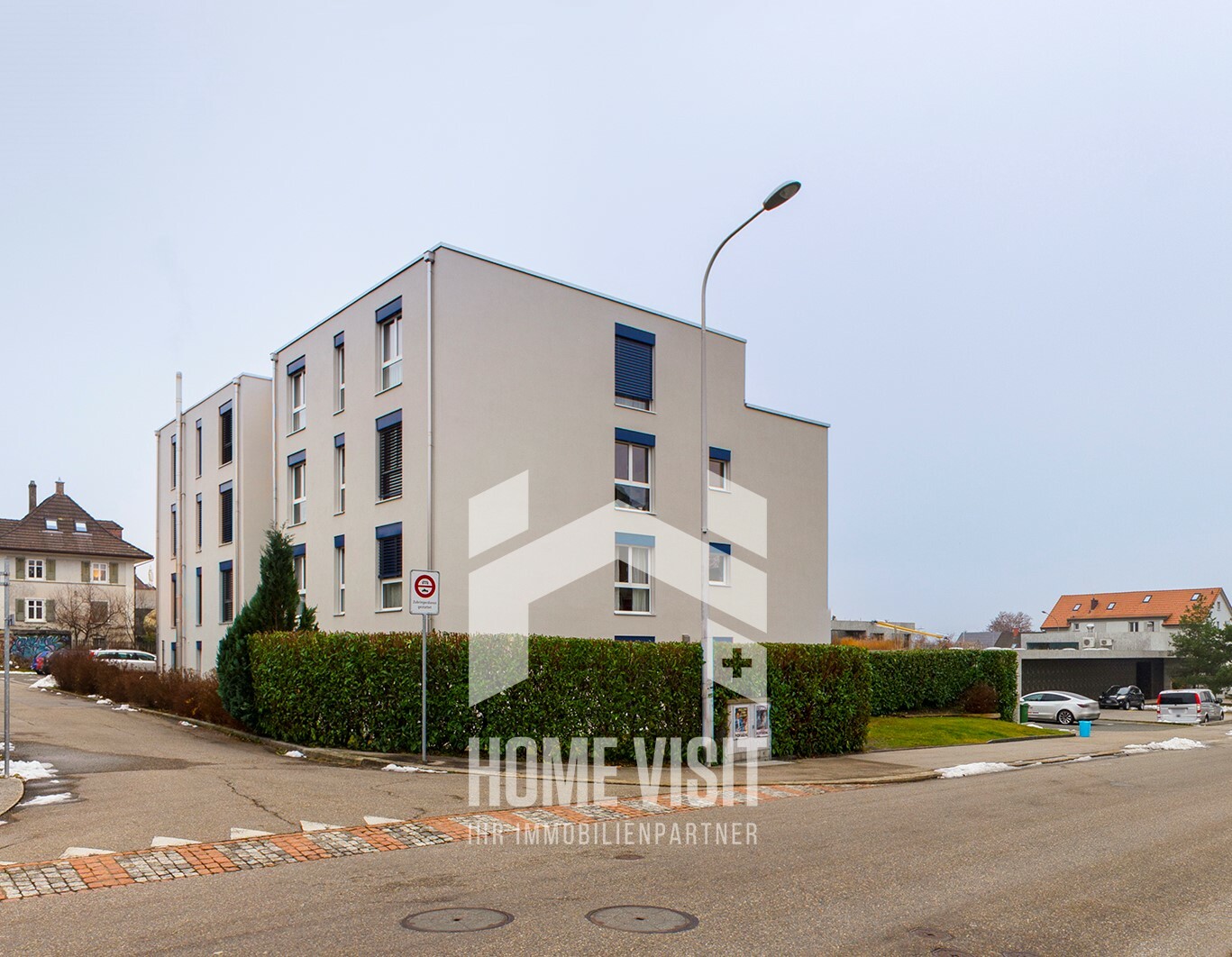 Mehrfamilienhaus an einer Straßenecke