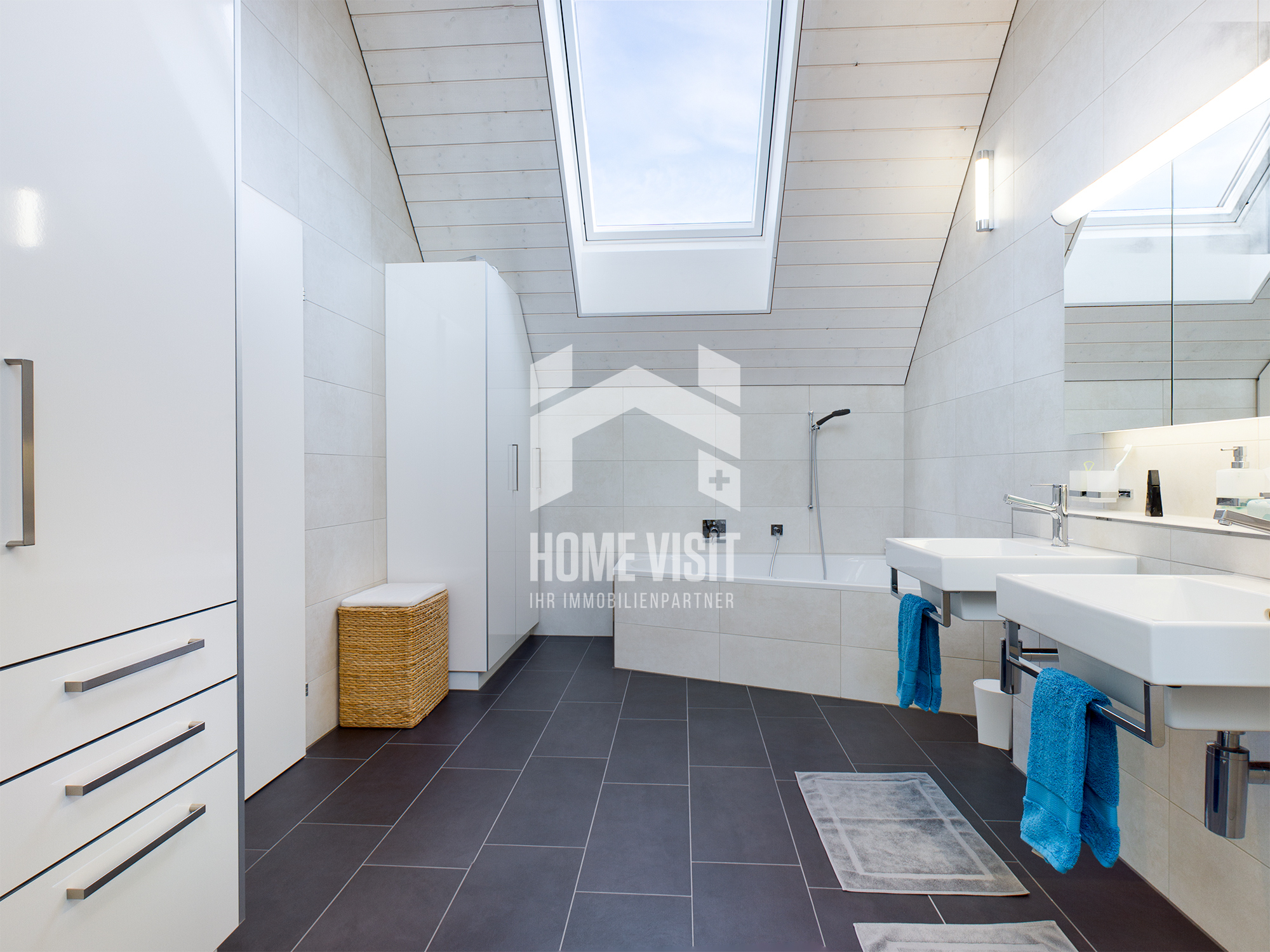 Modernes Badezimmer mit Dachfenster und Doppelwaschbecken