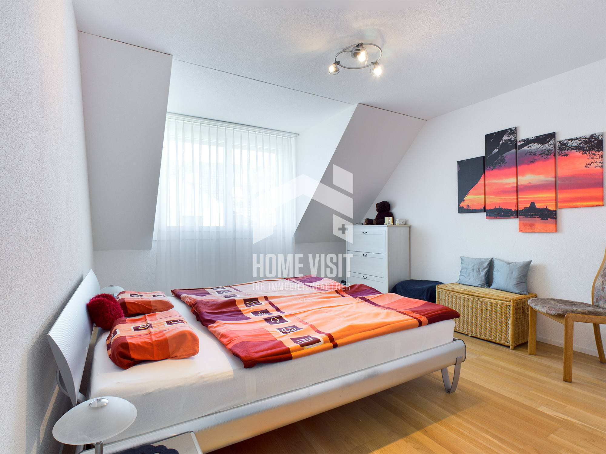 Helles Schlafzimmer mit Dachschräge