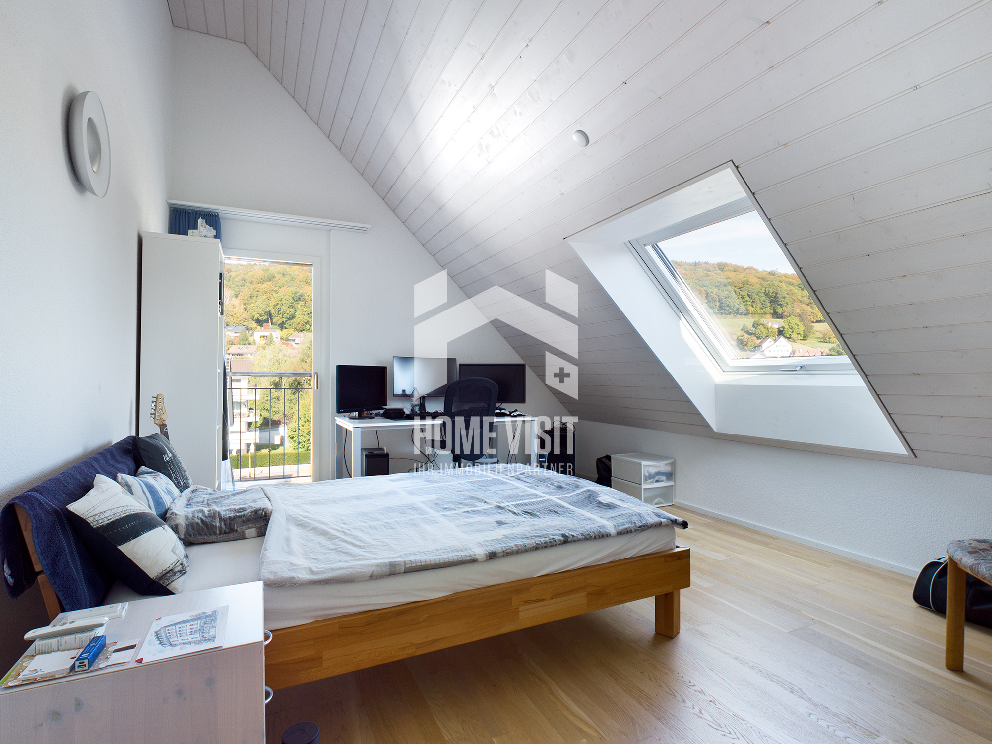 Helles Dachgeschoss-Schlafzimmer mit Schrägdecke