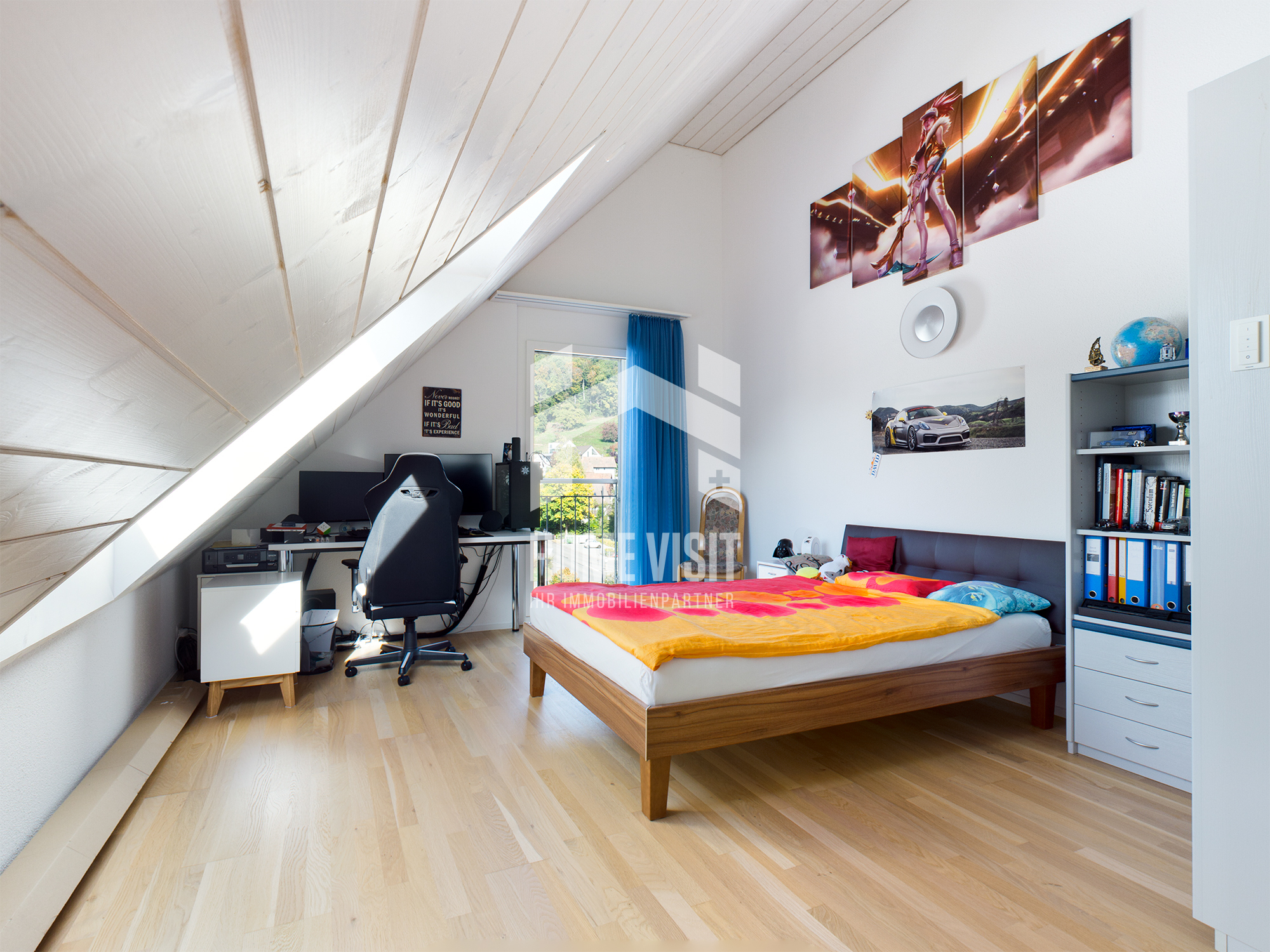 Dachgeschoss-Schlafzimmer mit Arbeitsplatz