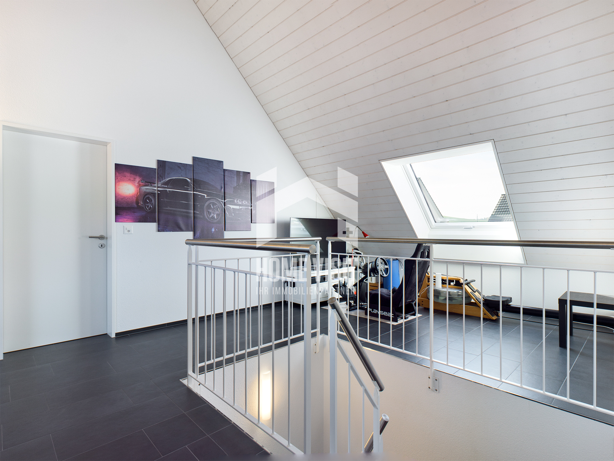 Heller Dachbodenflur mit Galerie und Dachfenster